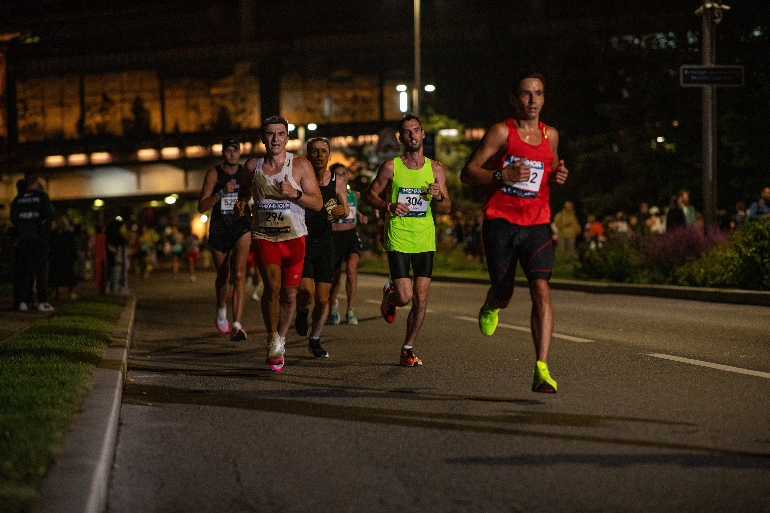 Ночной забег в ленте фотографий бегунов 03.08.24. Фотограф Сергей Ловкий