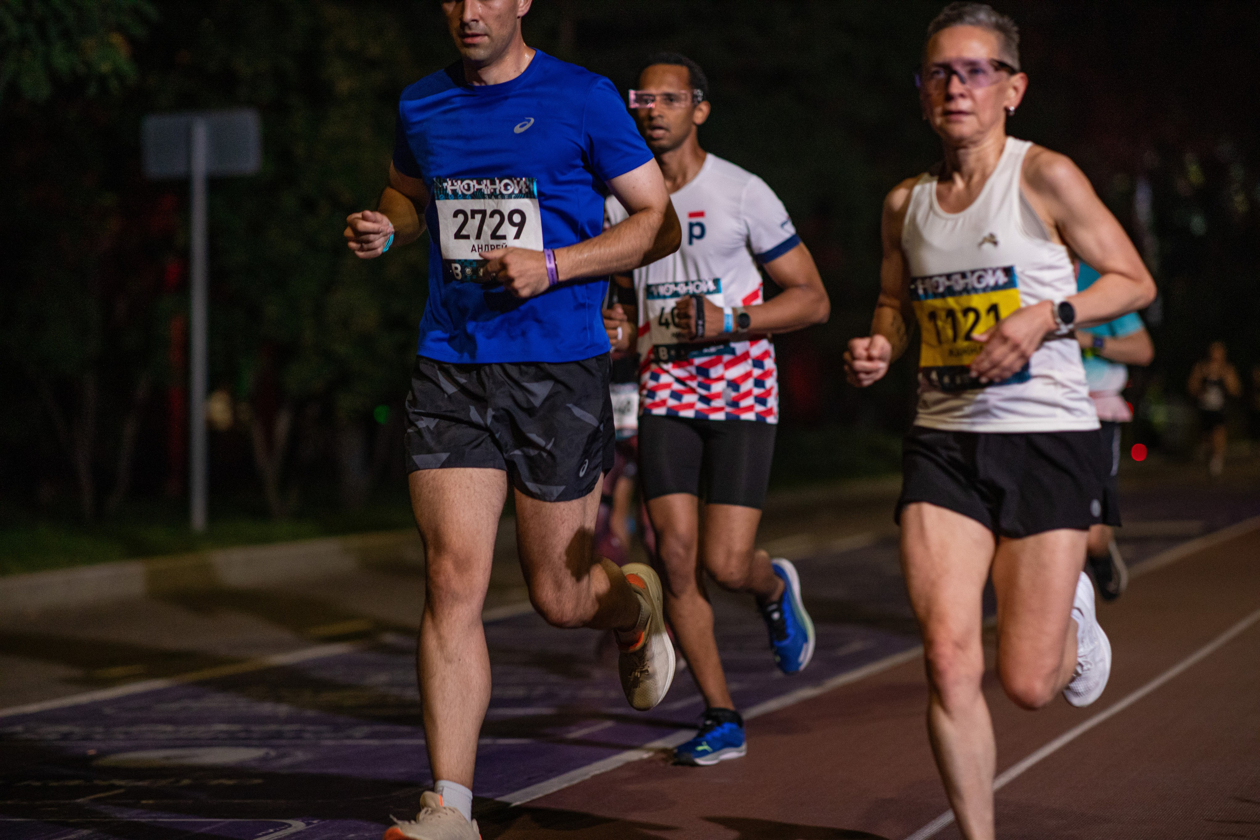 Ночной забег в ленте фотографий бегунов 03.08.24. Фотограф Сергей Ловкий