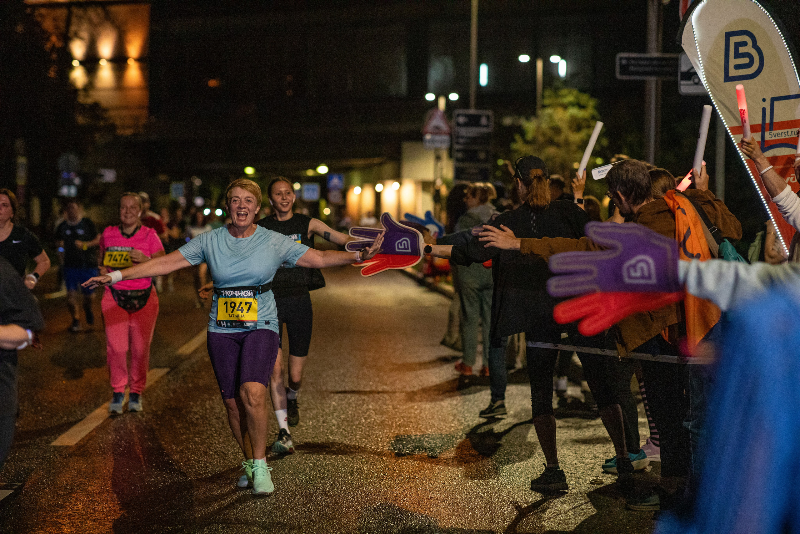 Ночной забег в ленте фотографий бегунов 03.08.24. Фотограф Сергей Ловкий