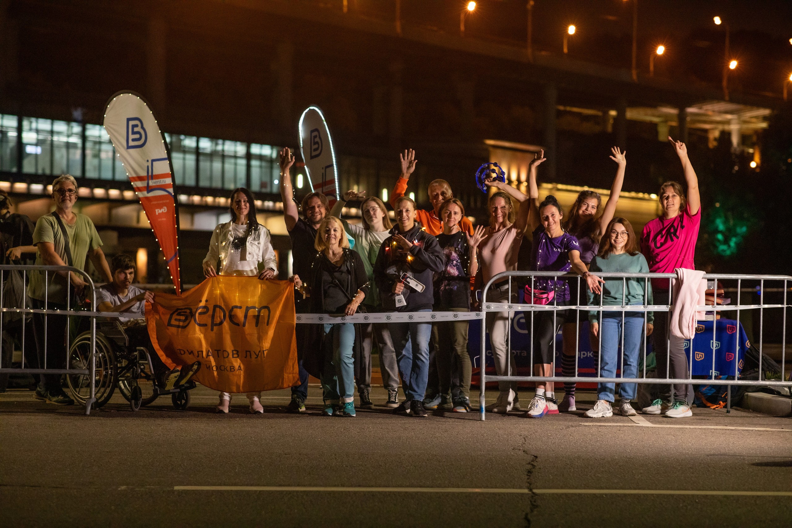 Самая крутая поддержка Ночного забега от 5 вёрст 03.08.24. Фотограф Сергей Ловкий