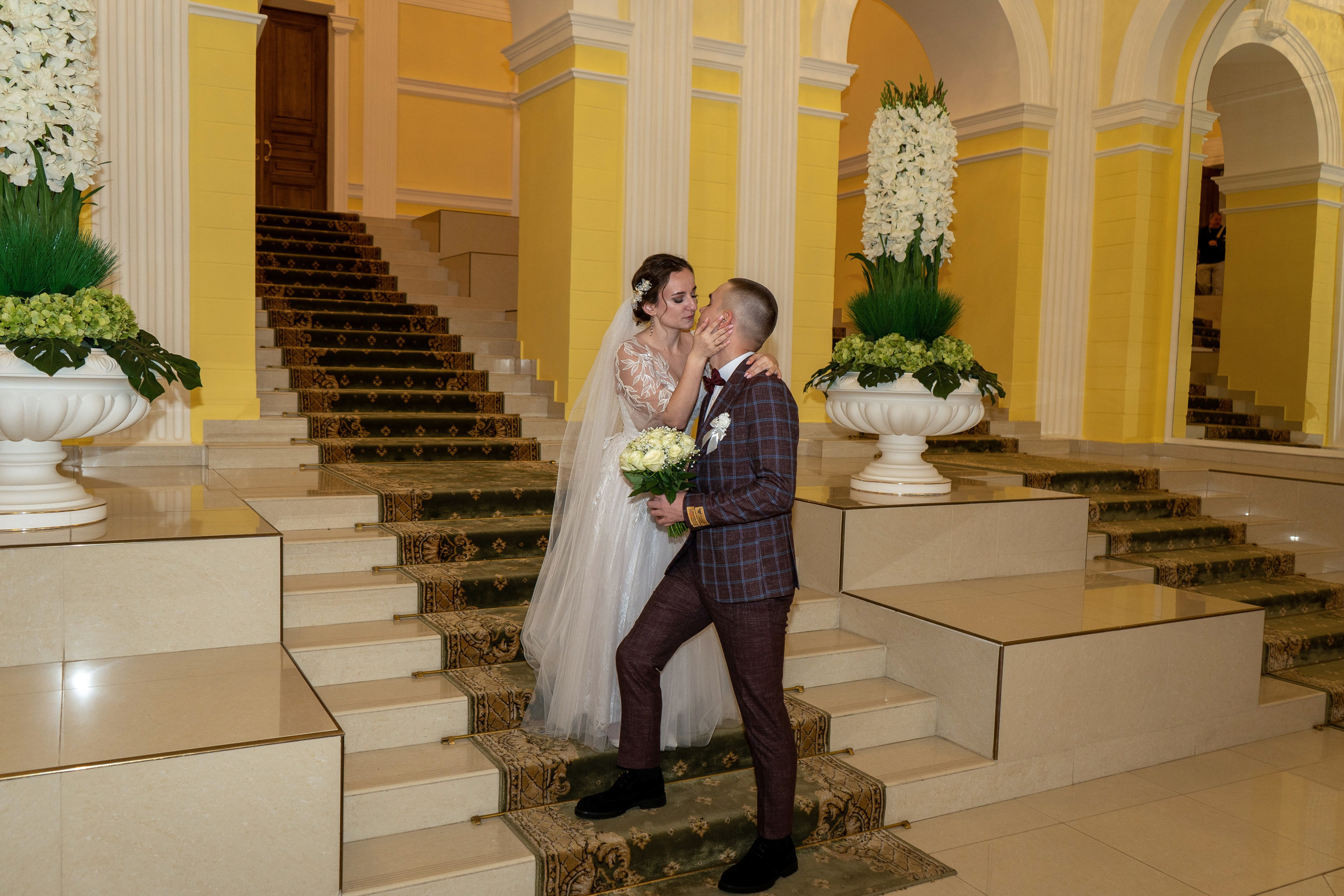 Невеста и жених смотрят друг на друга в ЗАГСе Центрального района города Воронежа