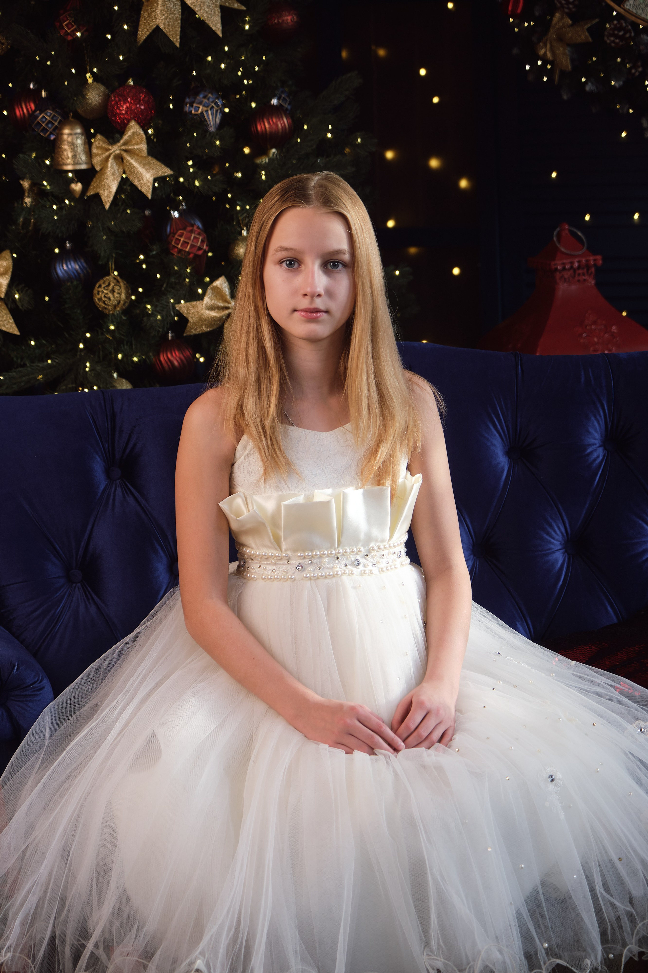 Семейная фотосессия мамы и дочек в студии в Москве фотограф Колышева Виктория. Портретный фотограф на новый год в Москве Виктория Колышева