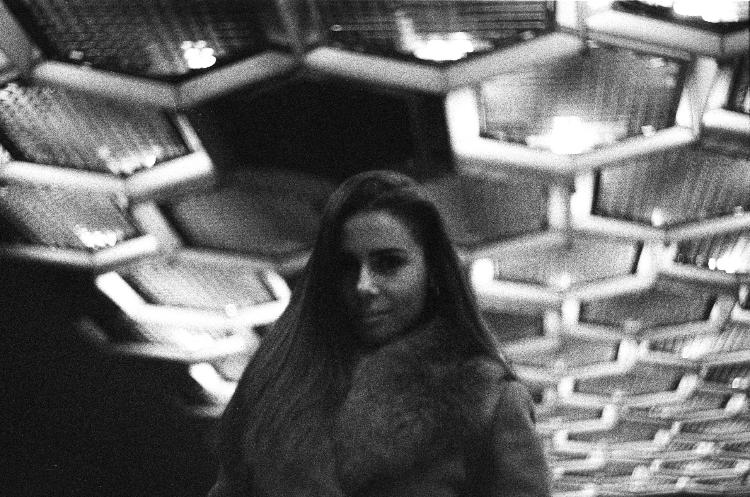 Автор фотограф: Додров. Ph: dodrov. Пленочная фотография обладает своим уникальным очарованием и стилем, который отличается от цифровых снимков. Ее особенный характер проявляется в необычайной глубине, насыщенности и теплоте цветов, а также в нежной зернистости, которая добавляет текстуры и атмосферности снимкам