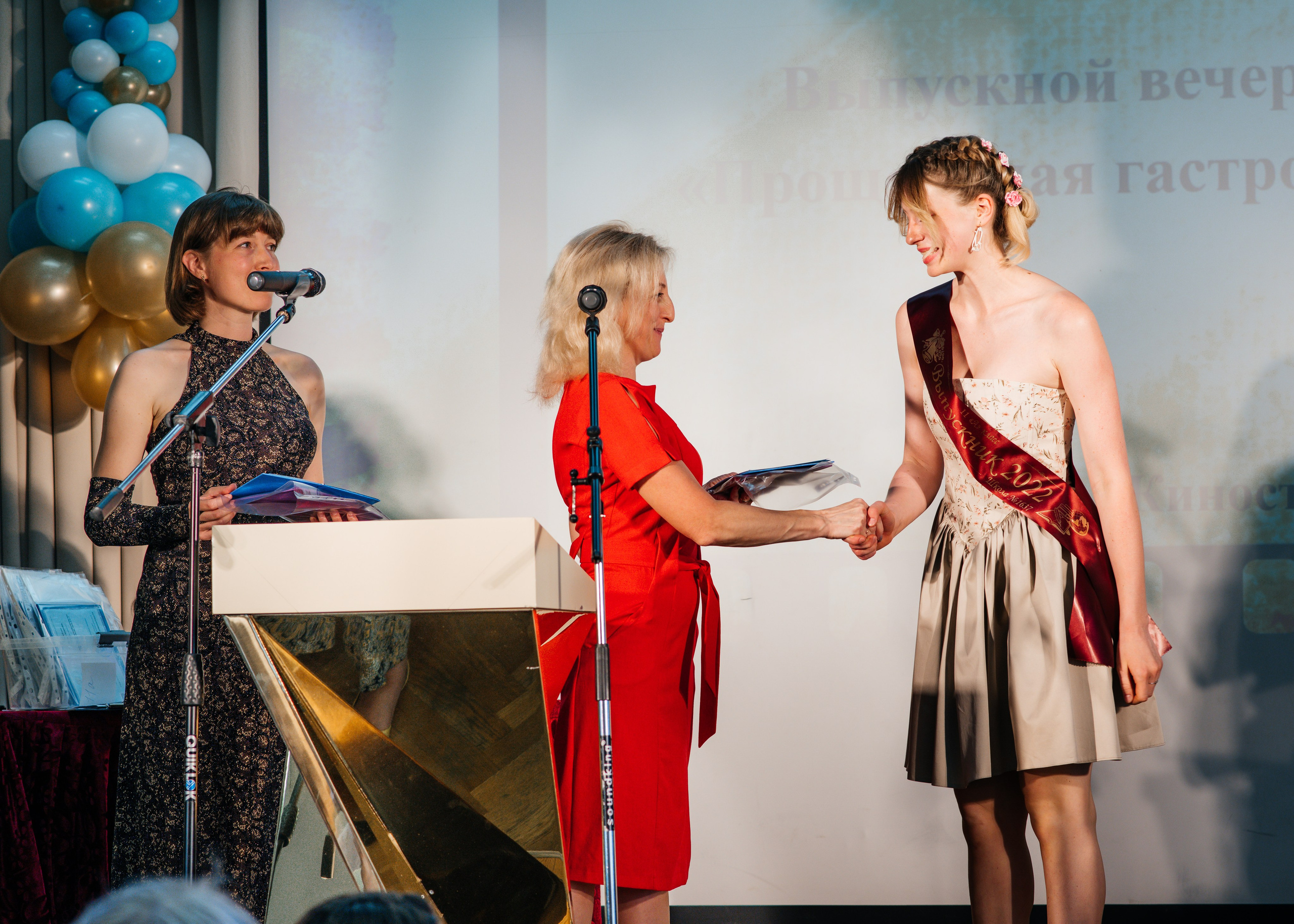 Вручение аттестатов. Выпускные альбомы в Подольске Москве и МО