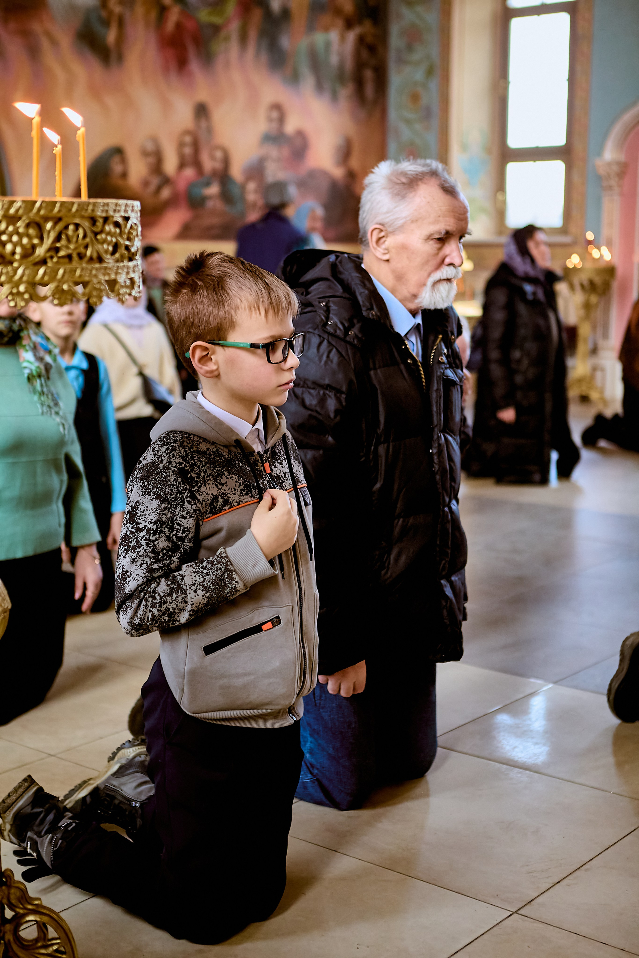 В Храме Преподобного Серафима Саровского на празднике Первой исповеди Внук и Дед на молитве