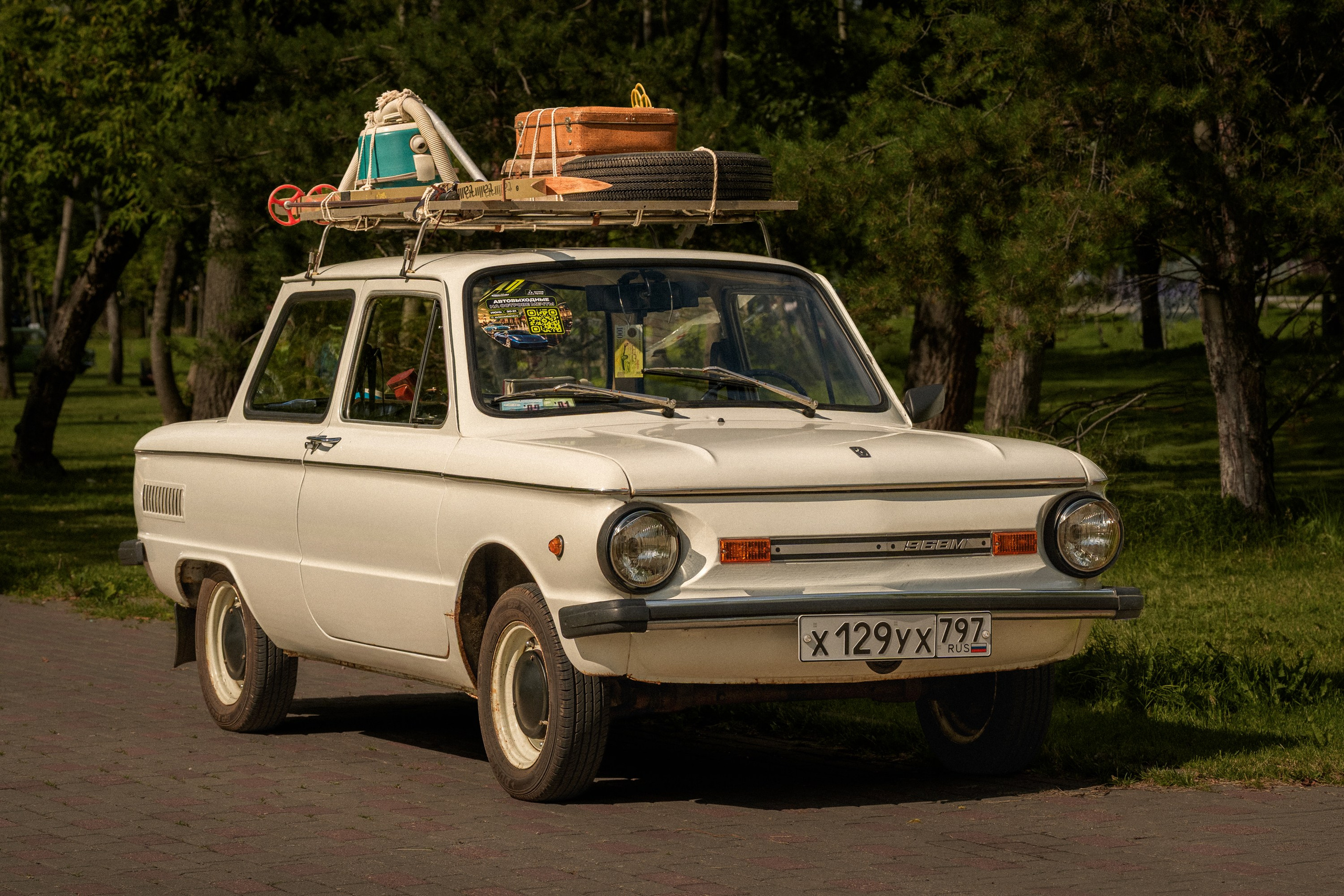 ЗАЗ-968М белого цвета с багажом на крыше