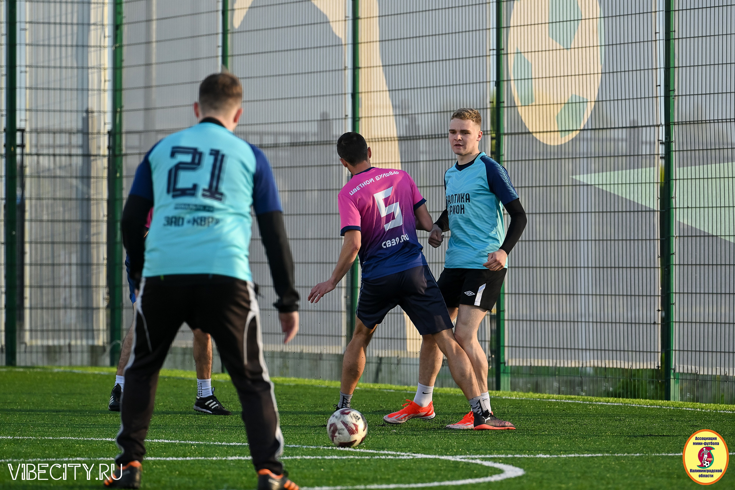 ИГРЫ МИНИ-ФУТБОЛЬНОЙ И КОРПОРАТИВНОЙ ЛИГИ. VIBECITY.RU Вайб Сити Ру Фоторепортажи Фотоотчеты Калининград