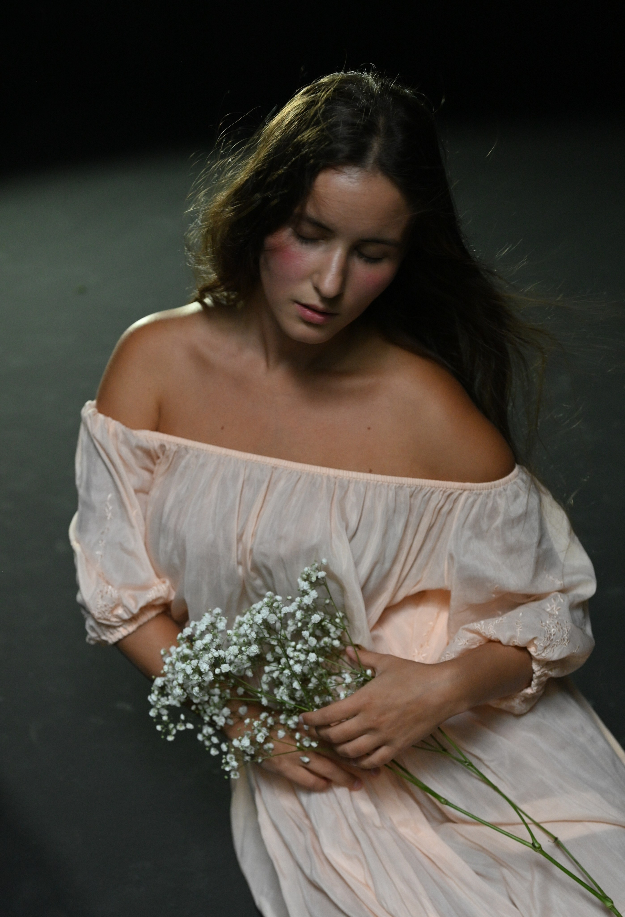 Анна с цветами. Портретный фотограф в Москве Анна Фаустова
