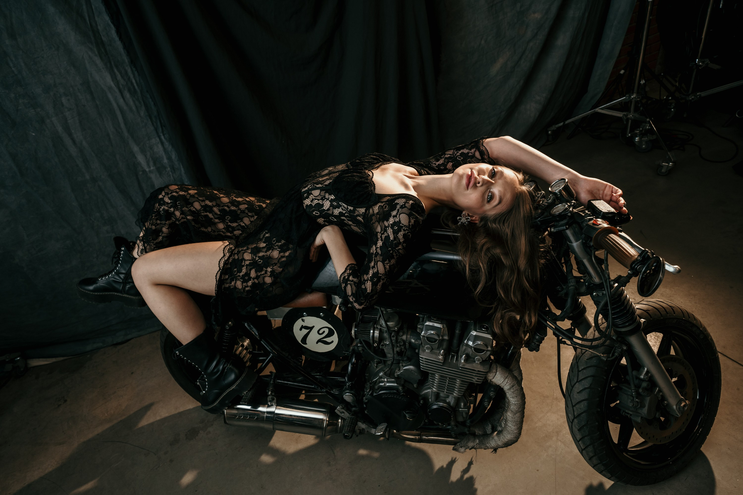 Девушки-байкеры — Фотосессия с мотоциклом в Питере. Свадебный, семейный, портретный, репортажный фотограф в Санкт-Петербурге