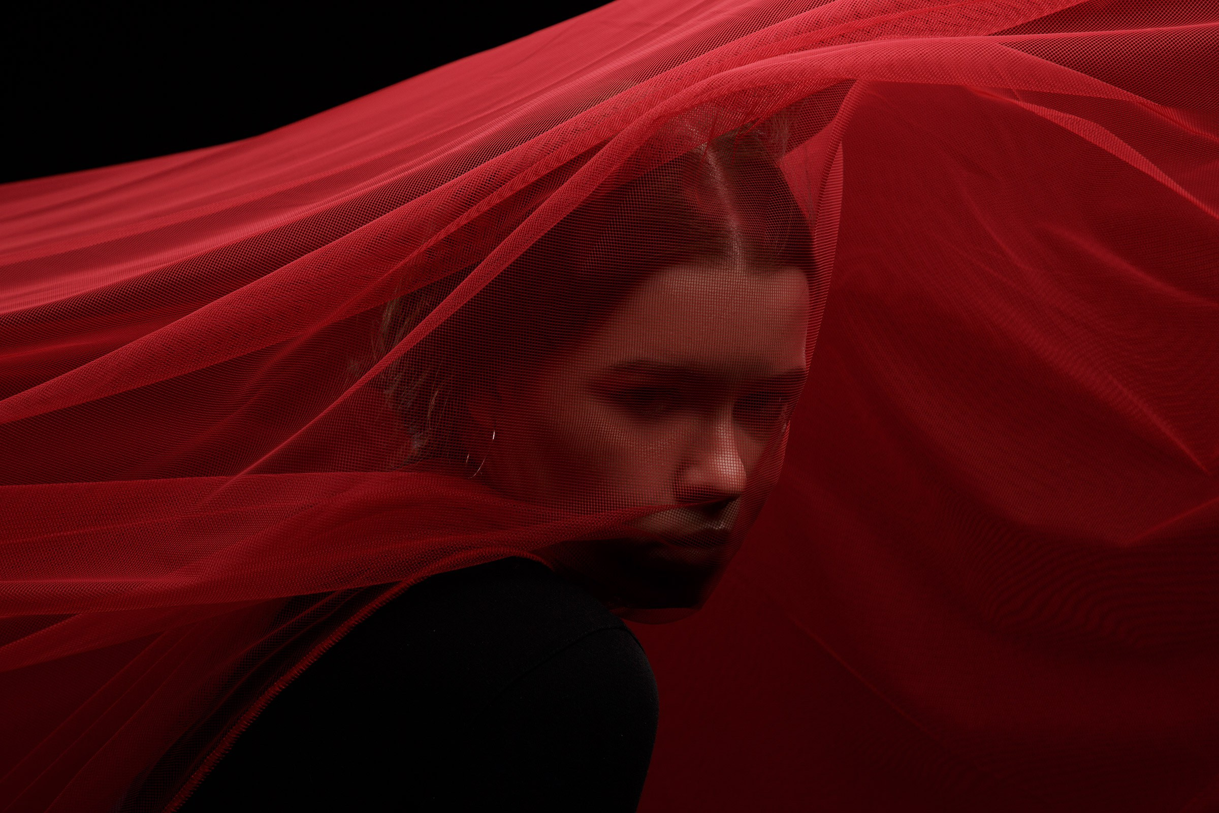 Фотосессия с красной тканью для Алены