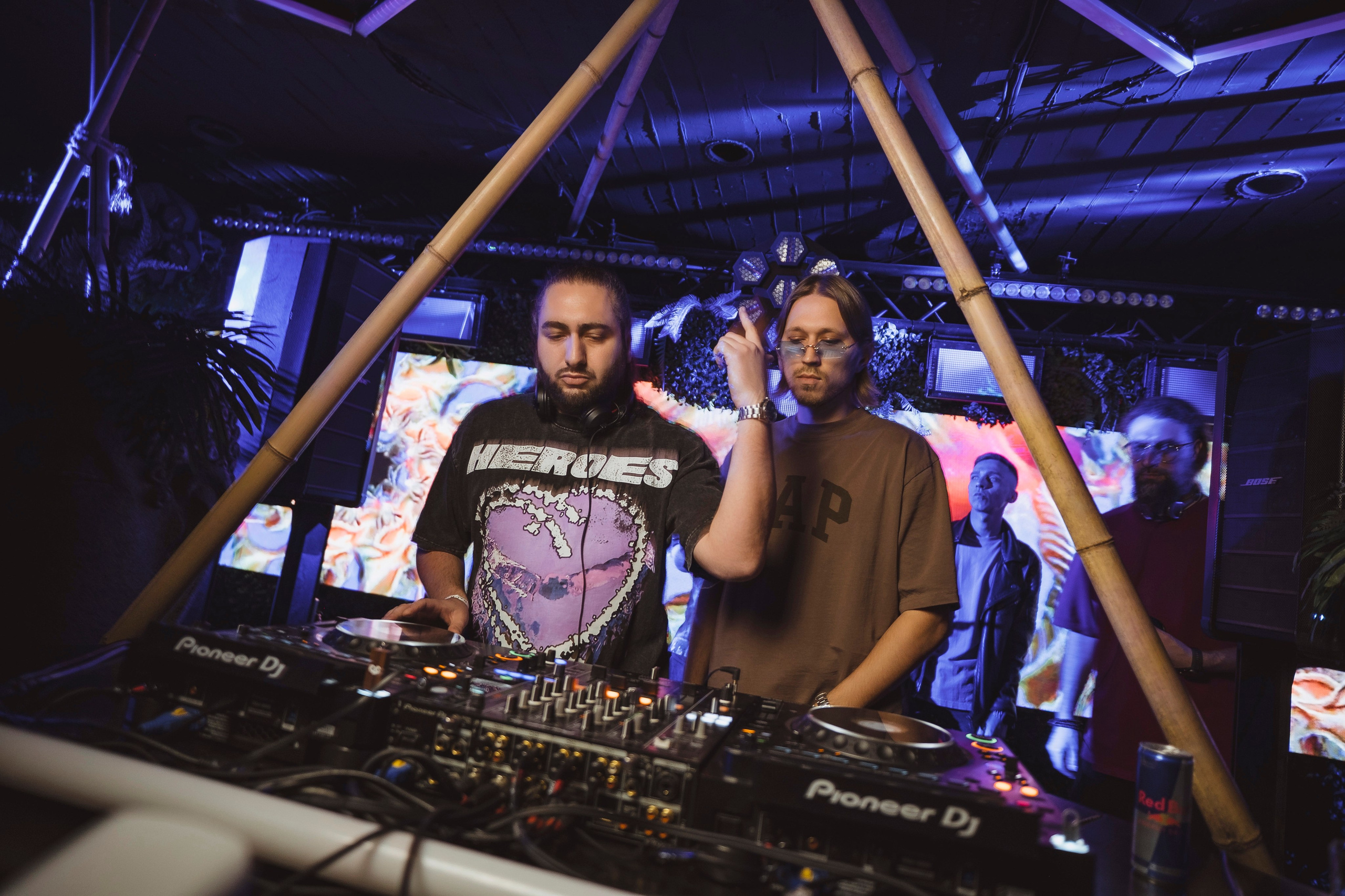 Embargo 27/04. Главная