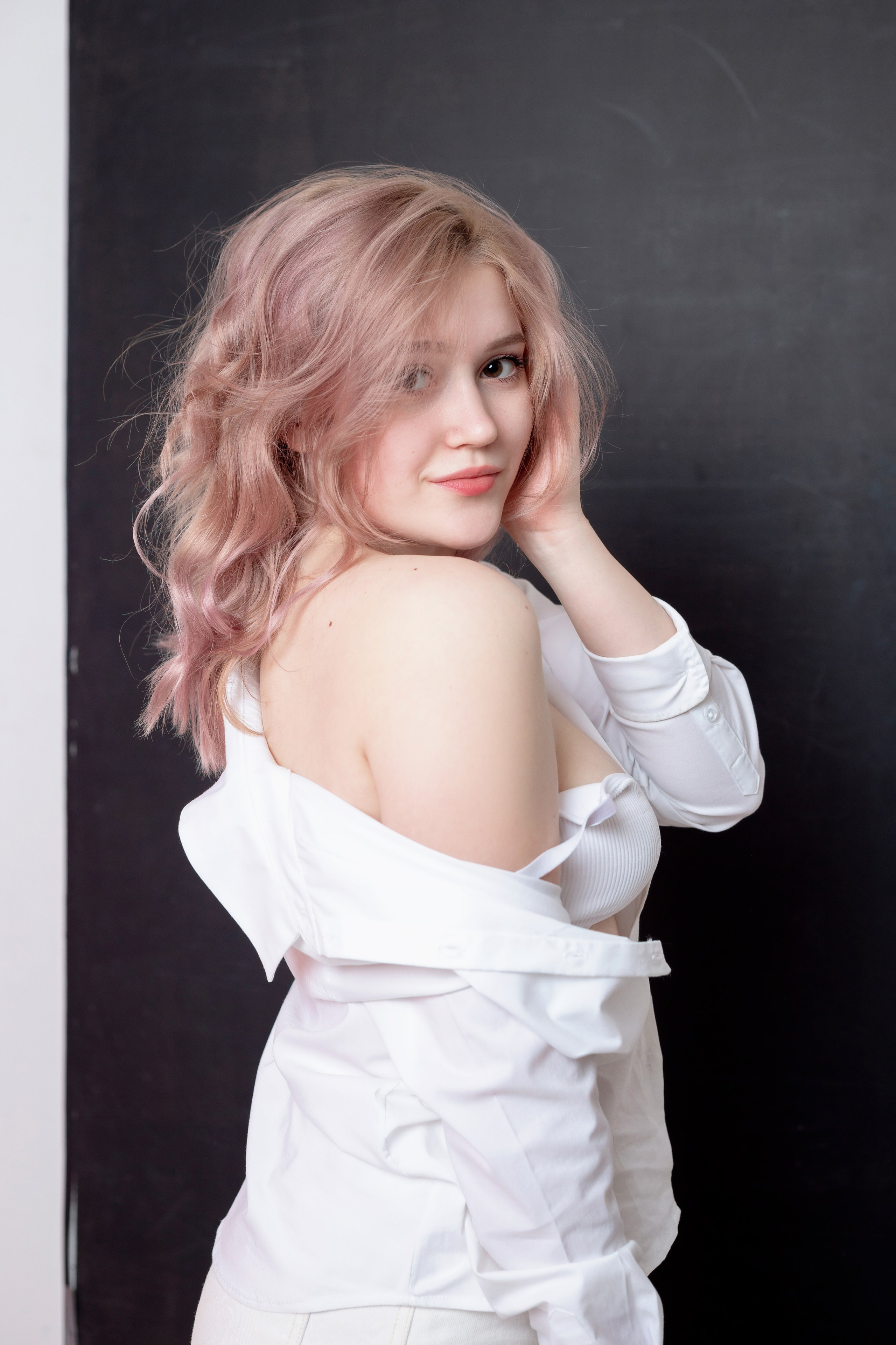 Яркая индивидуальная съемка в студии Санкт-Петербурга. Портретные фотосессии, контент-съемки, репортаж