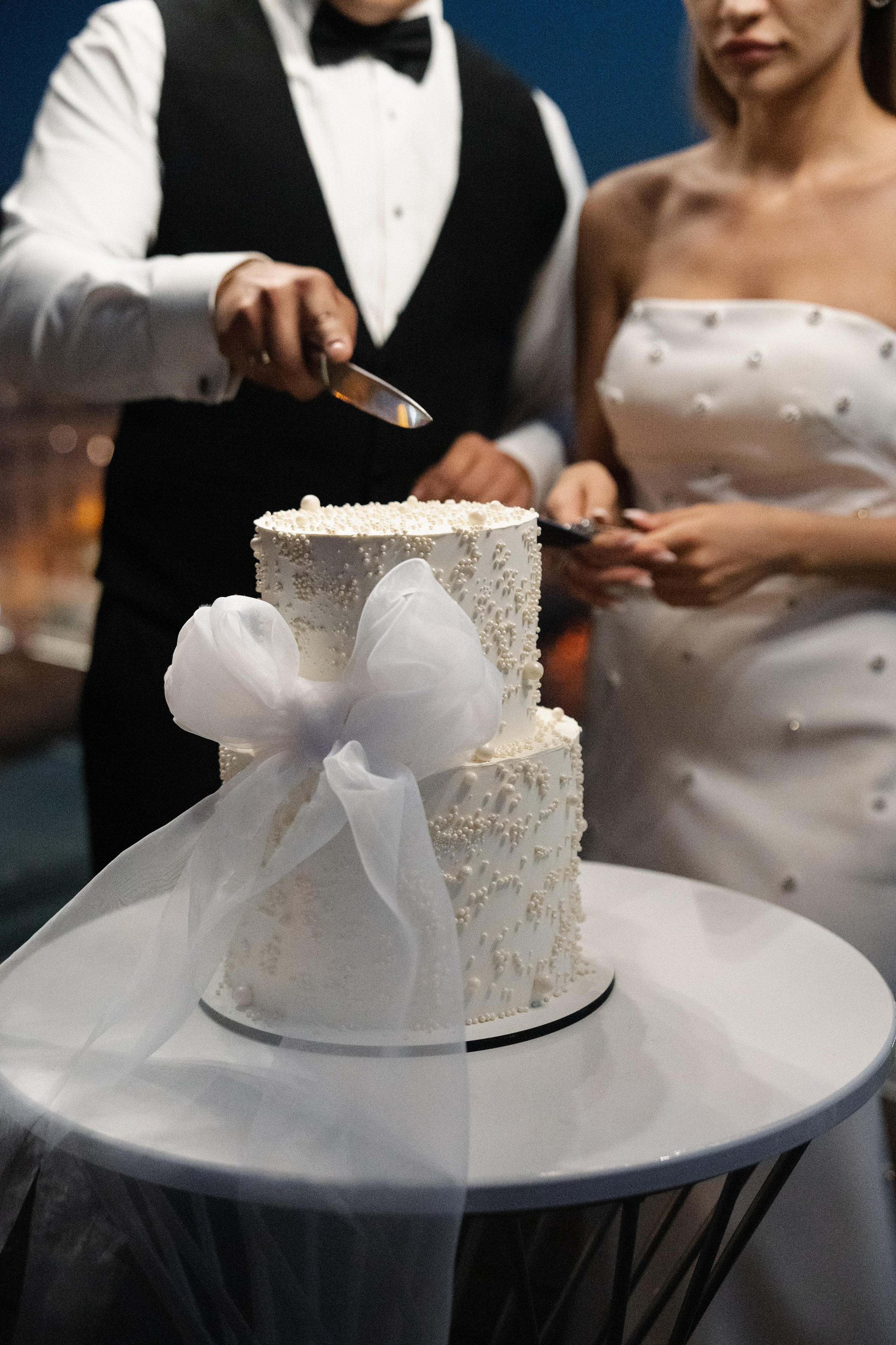 Виктория & Роман. Камерная городская свадьба в видовом ресторане в стиле современная классика. Свадебный фотограф организатор в Санкт-Петербурге Ассоль Опарина