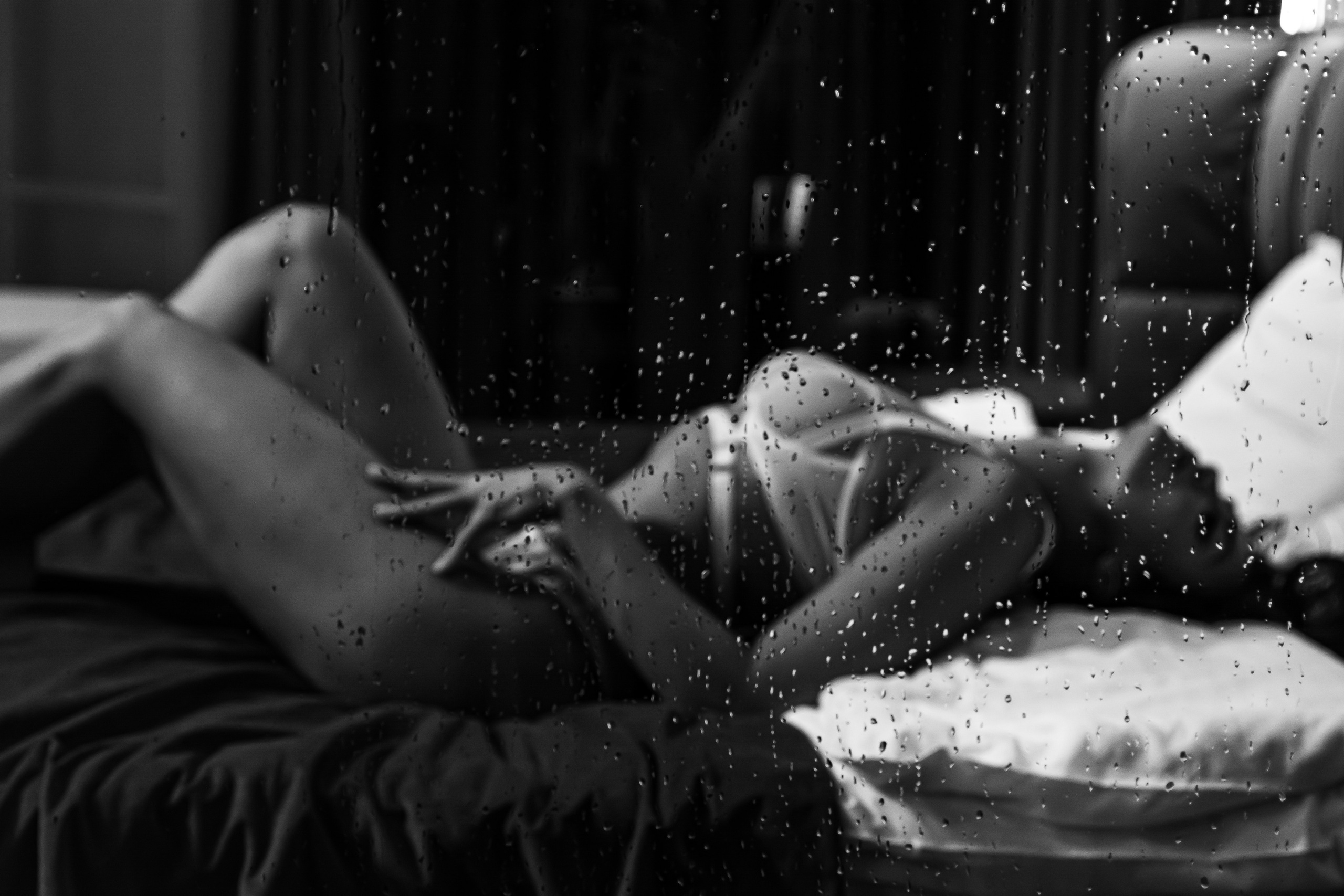 "Эффектная красавица в номере отеля, обрамленная загадочными силуэтами, создает атмосферу романтики и шарма в своем привлекательном белье."