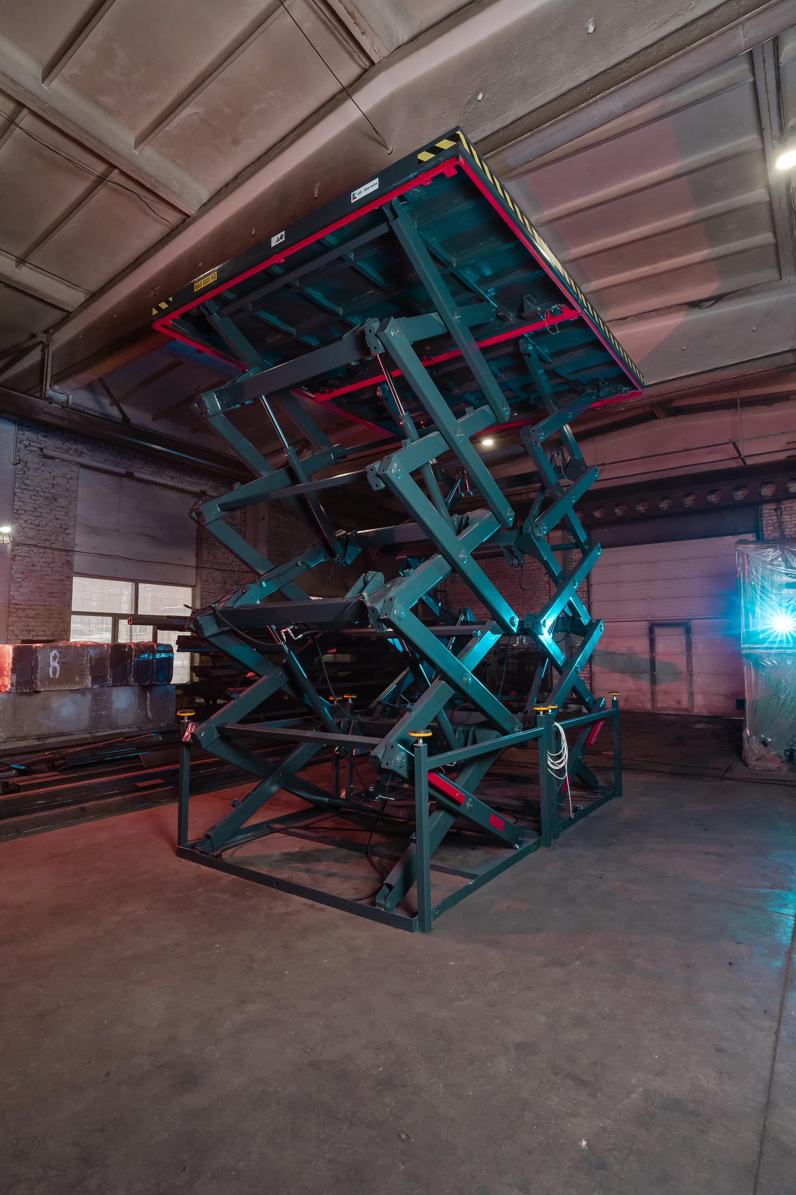 Сборочный цех завода: вид на ножничный подъёмник максимальной грузоподъёмности