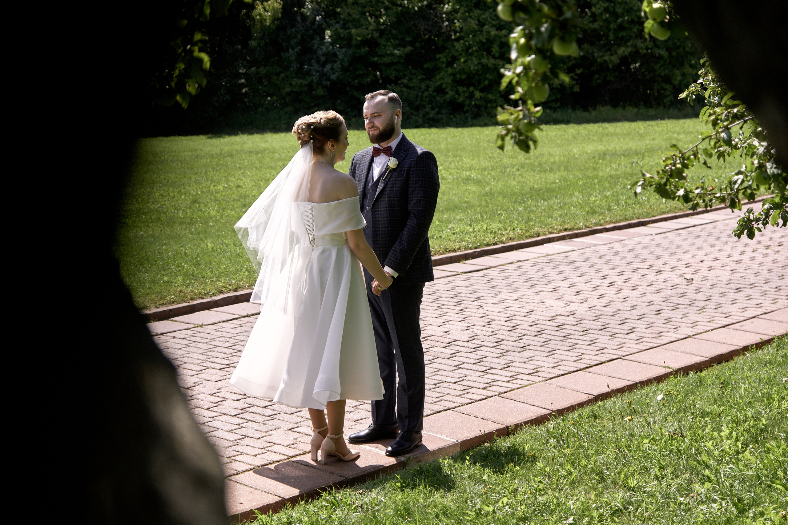 Свадьба молодых в парке Коломенское в Москве. Жуков Илья  свадебный фотограф в Москве