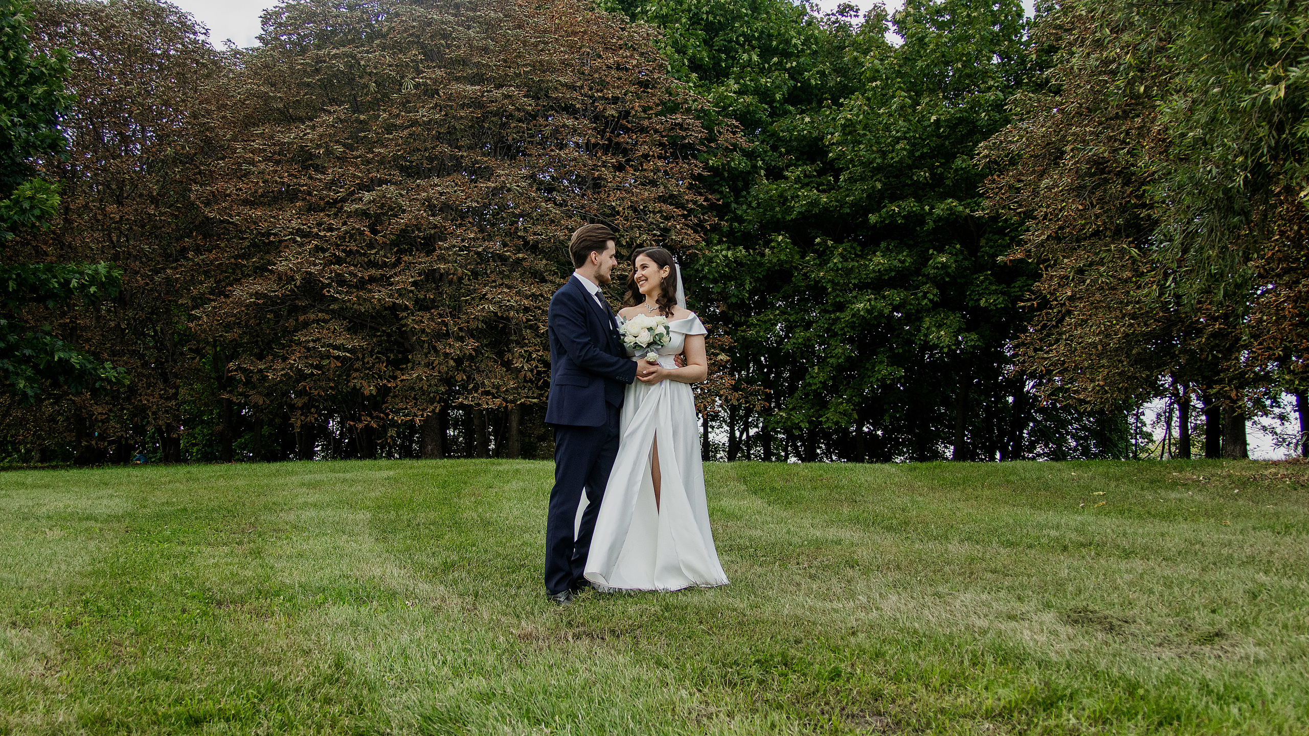 Свадьба молодых в парке Коломенское в Москве. Жуков Илья  свадебный фотограф в Москве