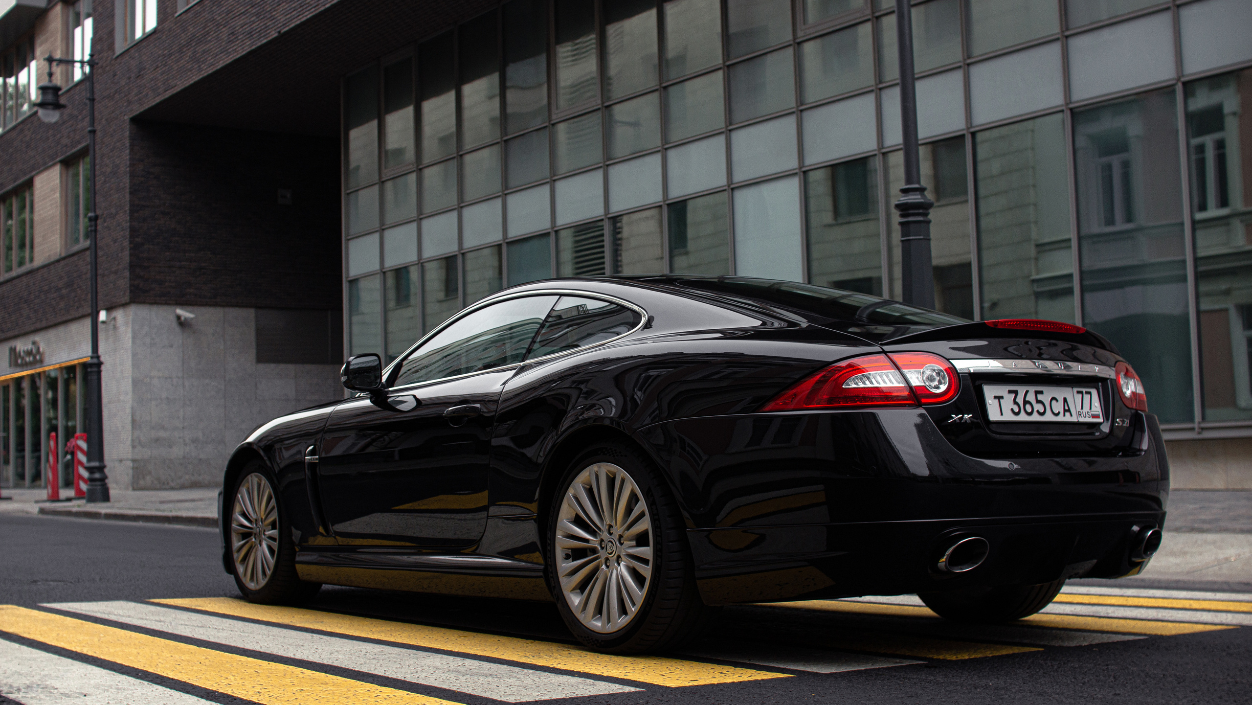 Спорт кары ездят по улицам Москвы  на Jaguar. Жуков Илья  свадебный фотограф в Москве