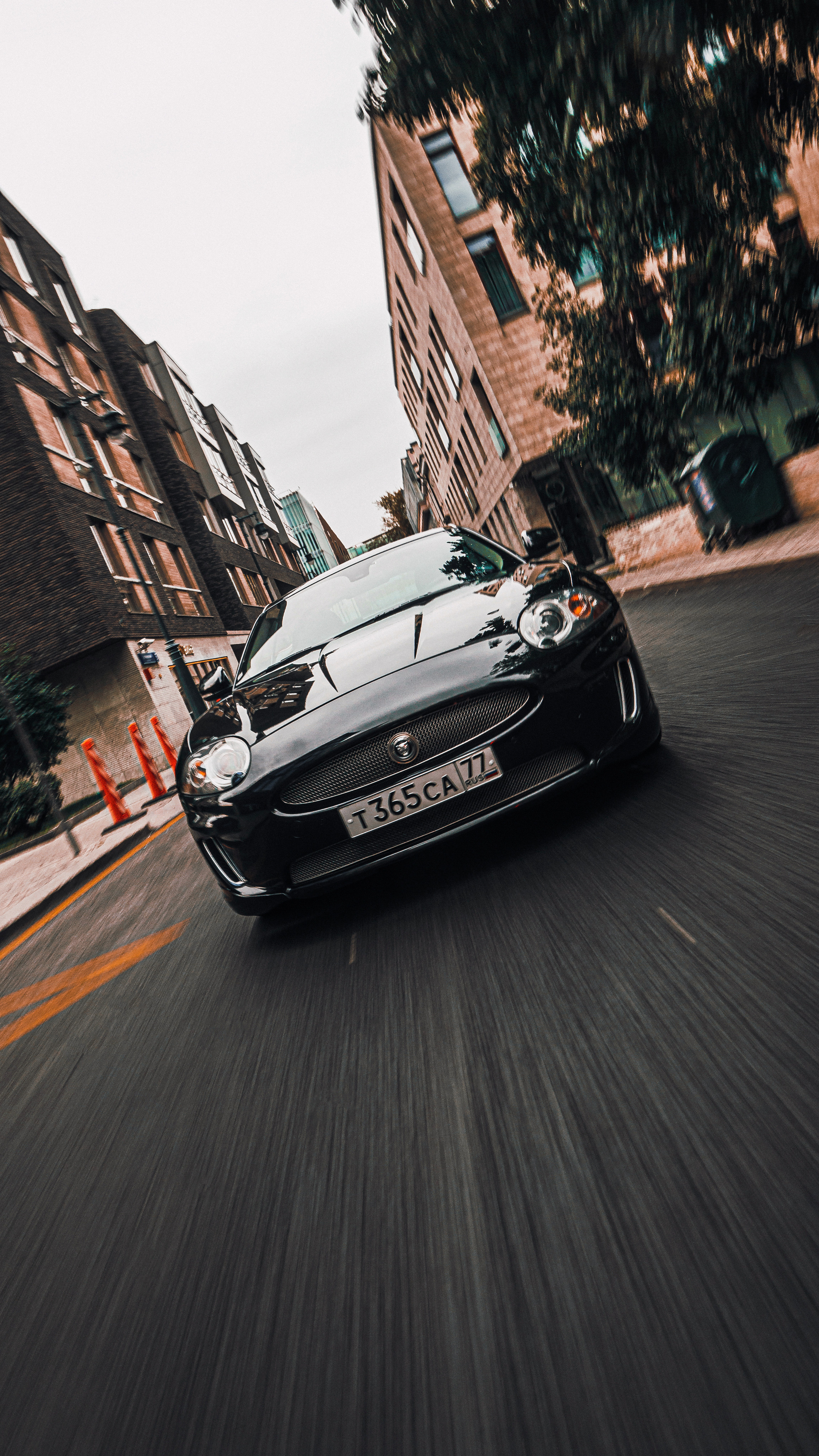 Спорт кары ездят по улицам Москвы  на Jaguar. Жуков Илья  свадебный фотограф в Москве