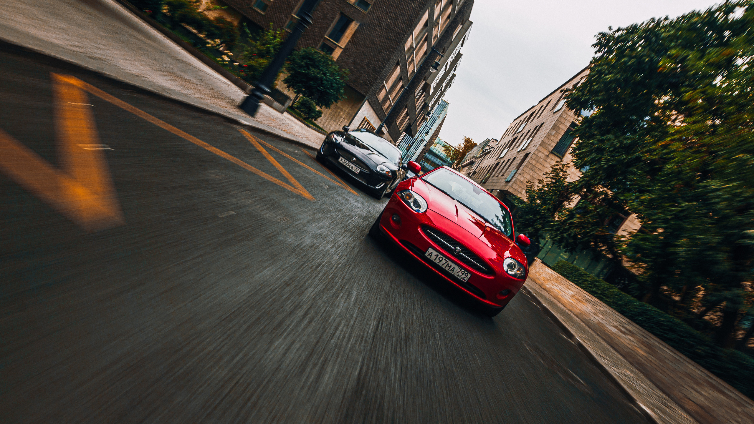 Спорт кары ездят по улицам Москвы  на Jaguar. Жуков Илья  свадебный фотограф в Москве