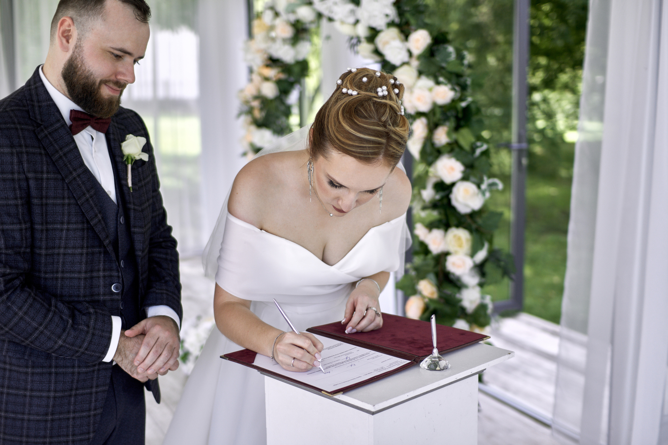 Свадьба молодых в парке Коломенское в Москве. Жуков Илья  свадебный фотограф в Москве