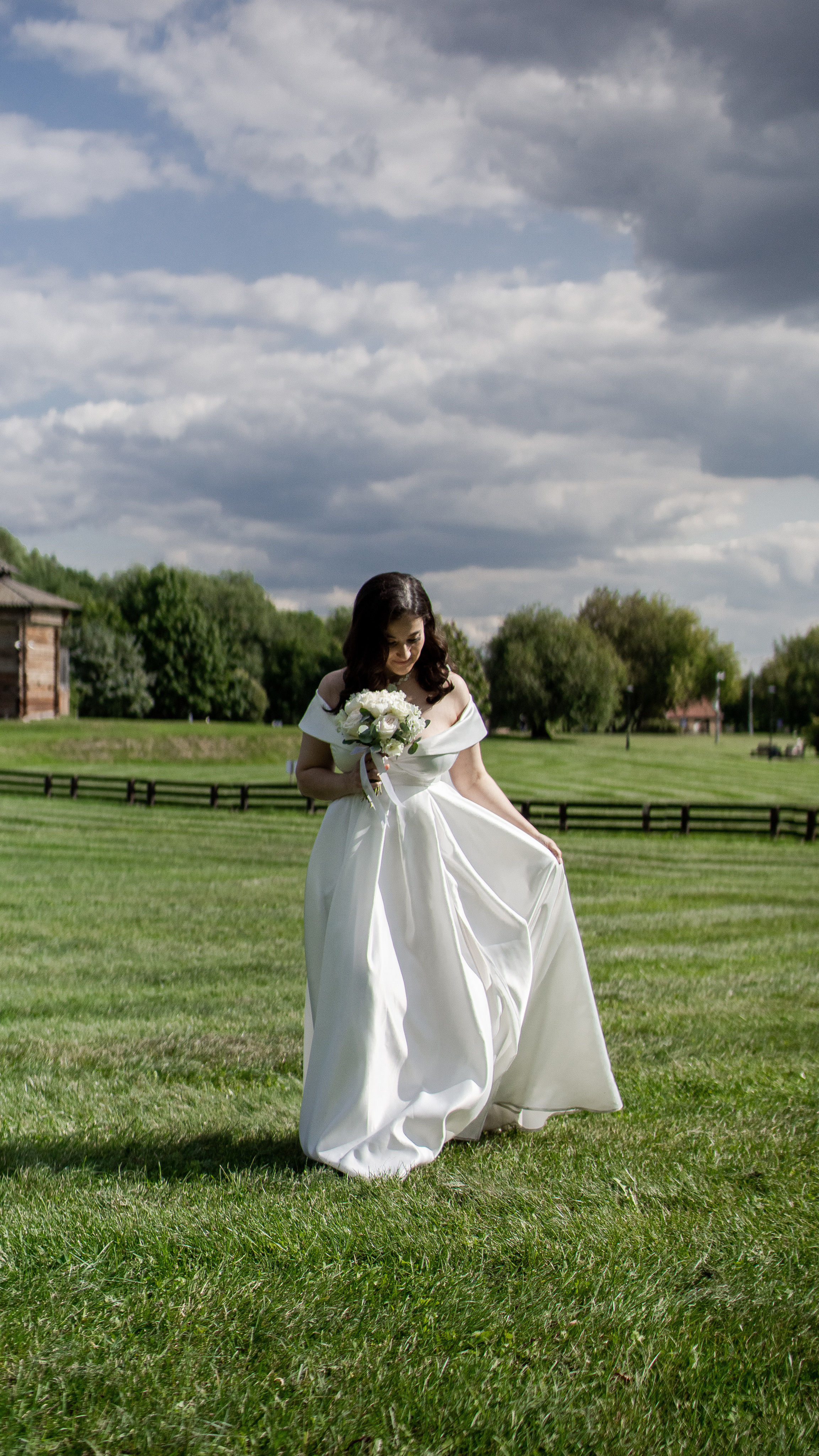 Свадьба молодых в парке Коломенское в Москве. Жуков Илья  свадебный фотограф в Москве