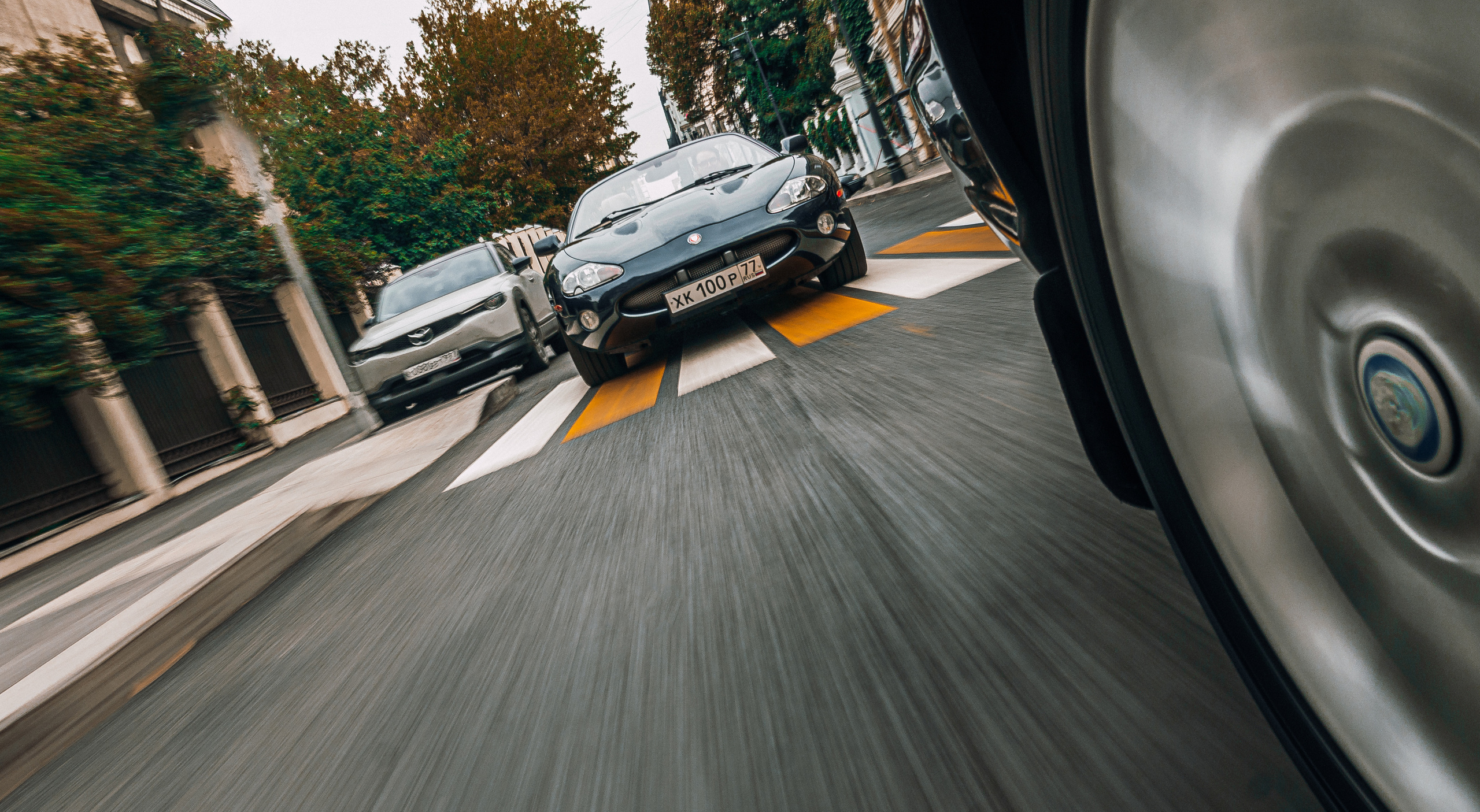 Спорт кары ездят по улицам Москвы  на Jaguar. Жуков Илья  свадебный фотограф в Москве