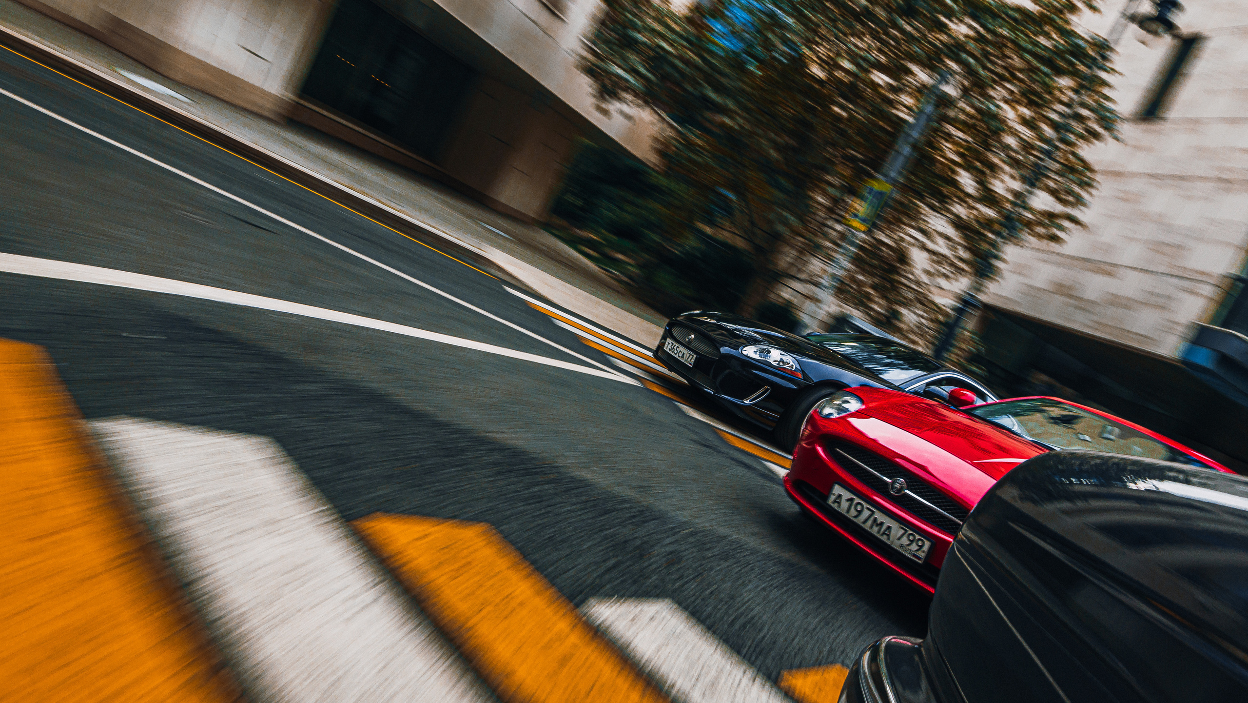 Спорт кары ездят по улицам Москвы  на Jaguar. Жуков Илья  свадебный фотограф в Москве