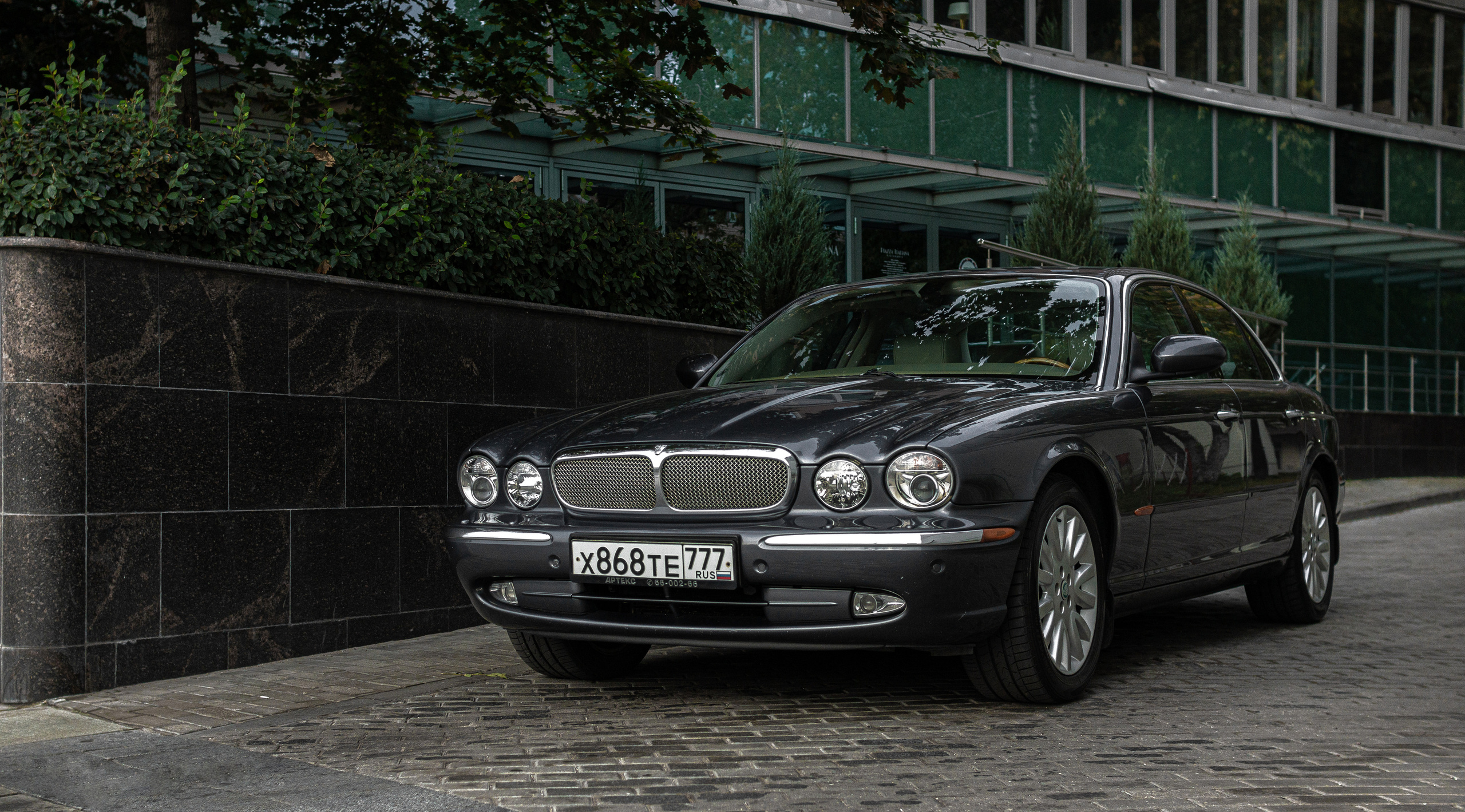 Спорт кары ездят по улицам Москвы  на Jaguar. Жуков Илья  свадебный фотограф в Москве