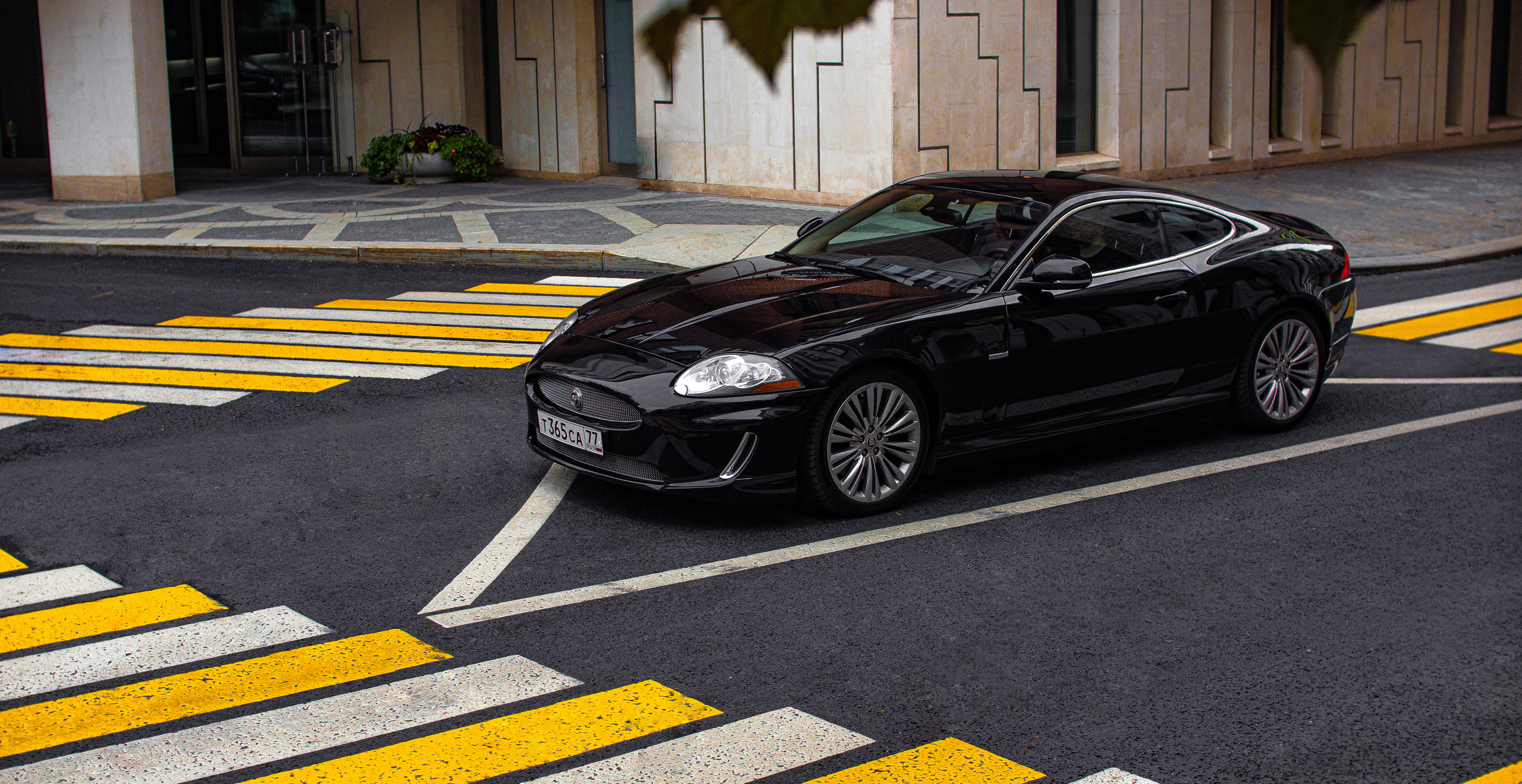 Спорт кары ездят по улицам Москвы  на Jaguar. Жуков Илья  свадебный фотограф в Москве