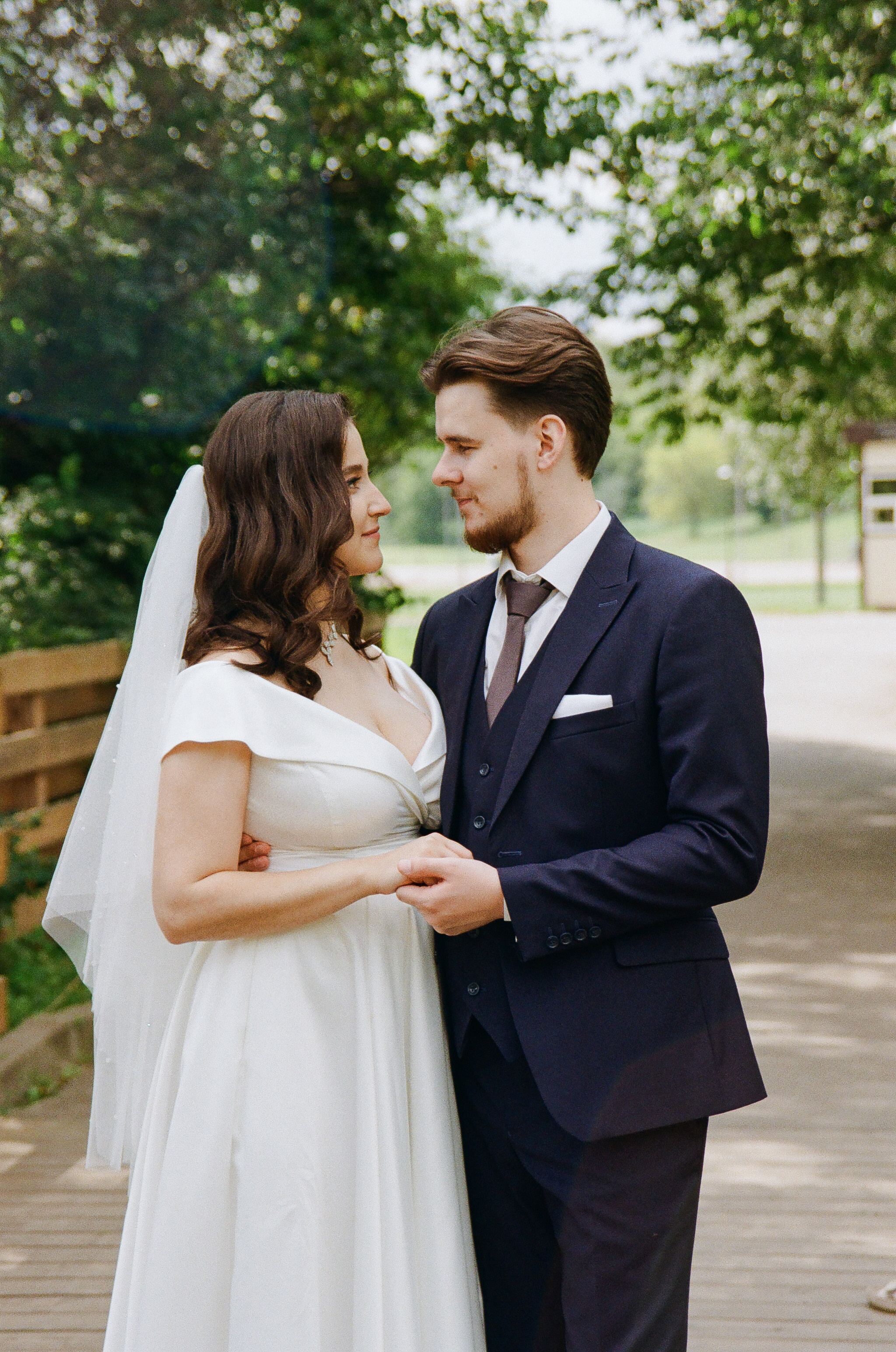 Свадьба молодых в парке Коломенское в Москве. Жуков Илья  свадебный фотограф в Москве