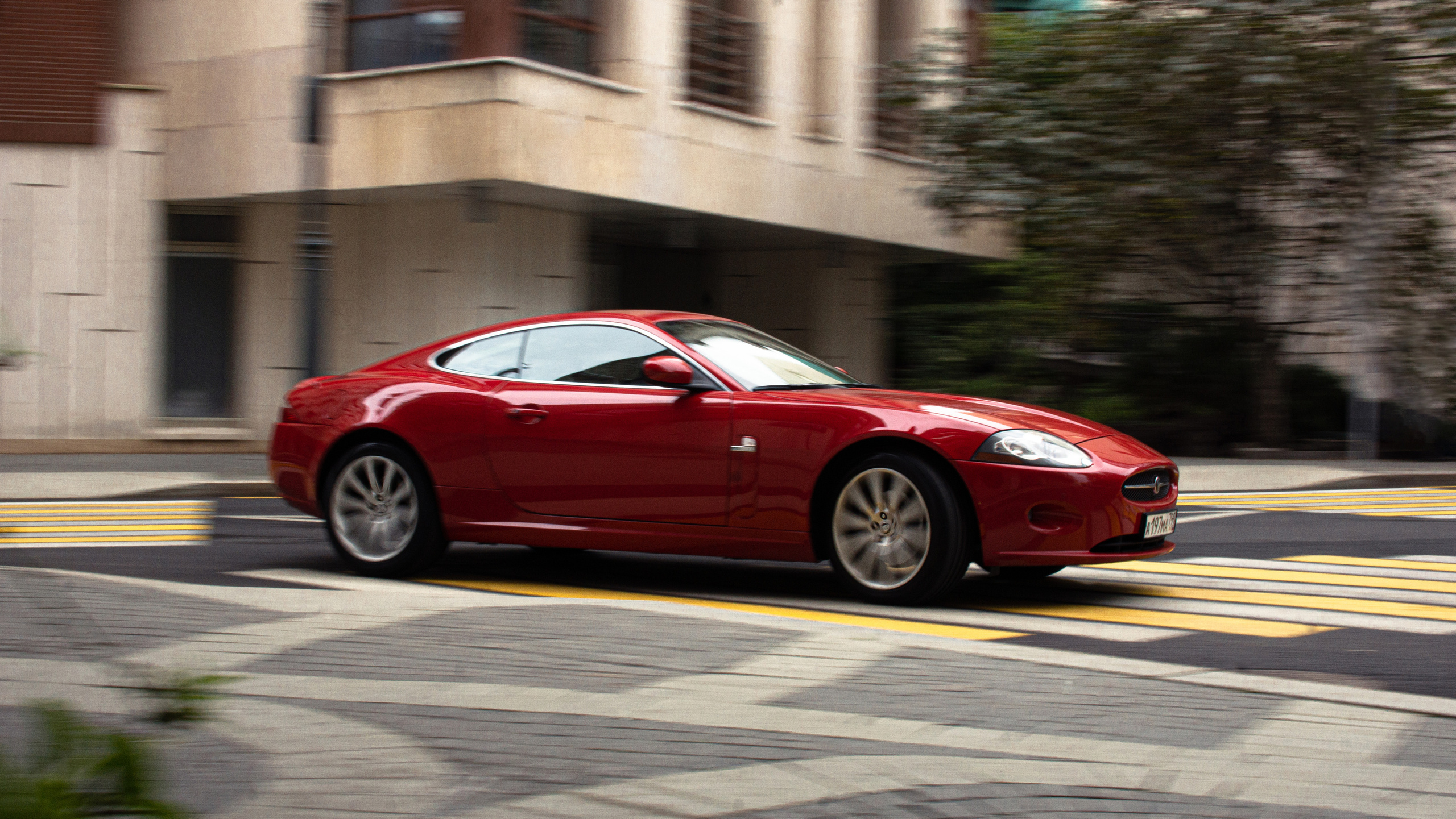 Спорт кары ездят по улицам Москвы  на Jaguar. Жуков Илья  свадебный фотограф в Москве