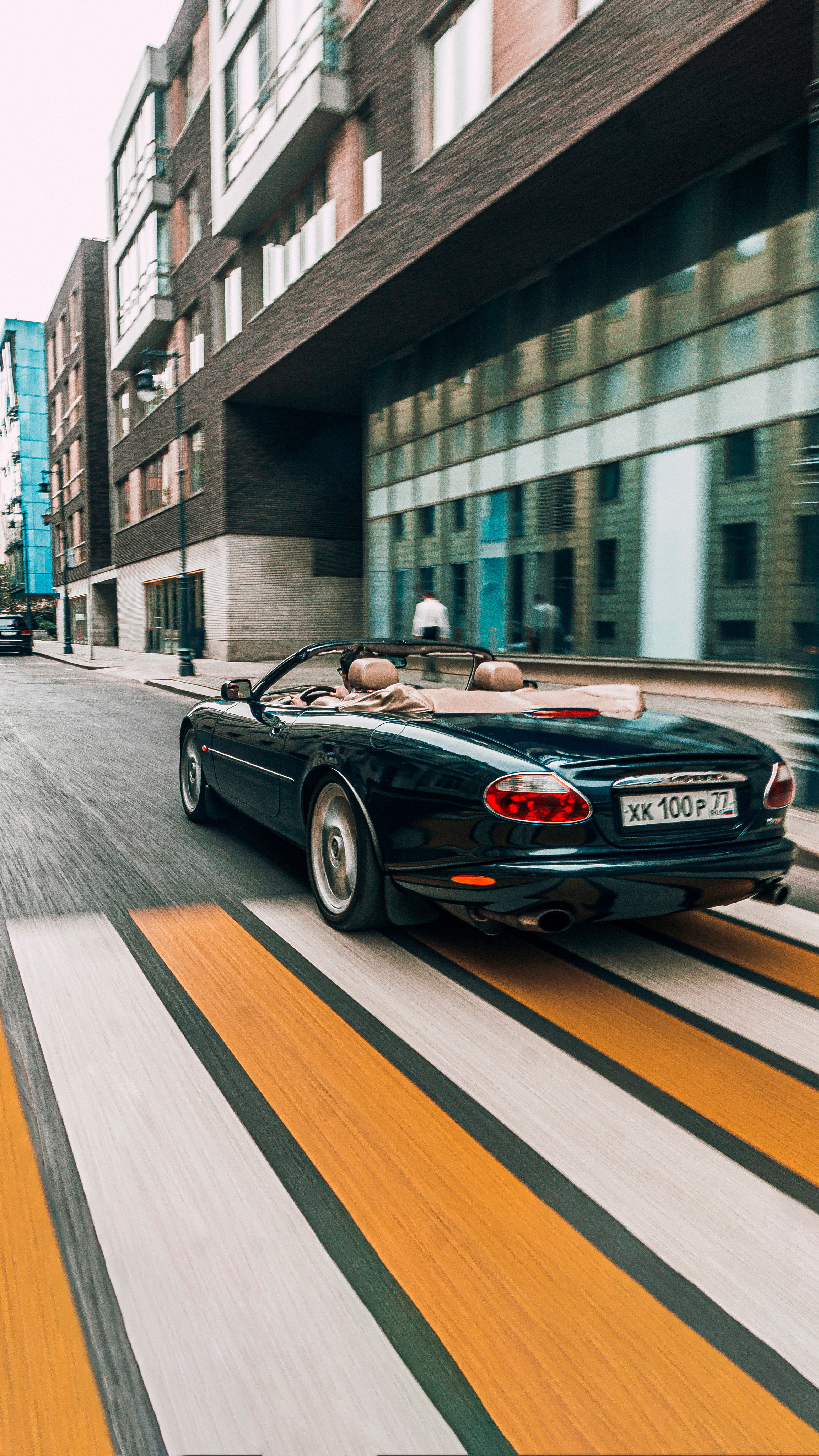 Спорт кары ездят по улицам Москвы  на Jaguar. Жуков Илья  свадебный фотограф в Москве