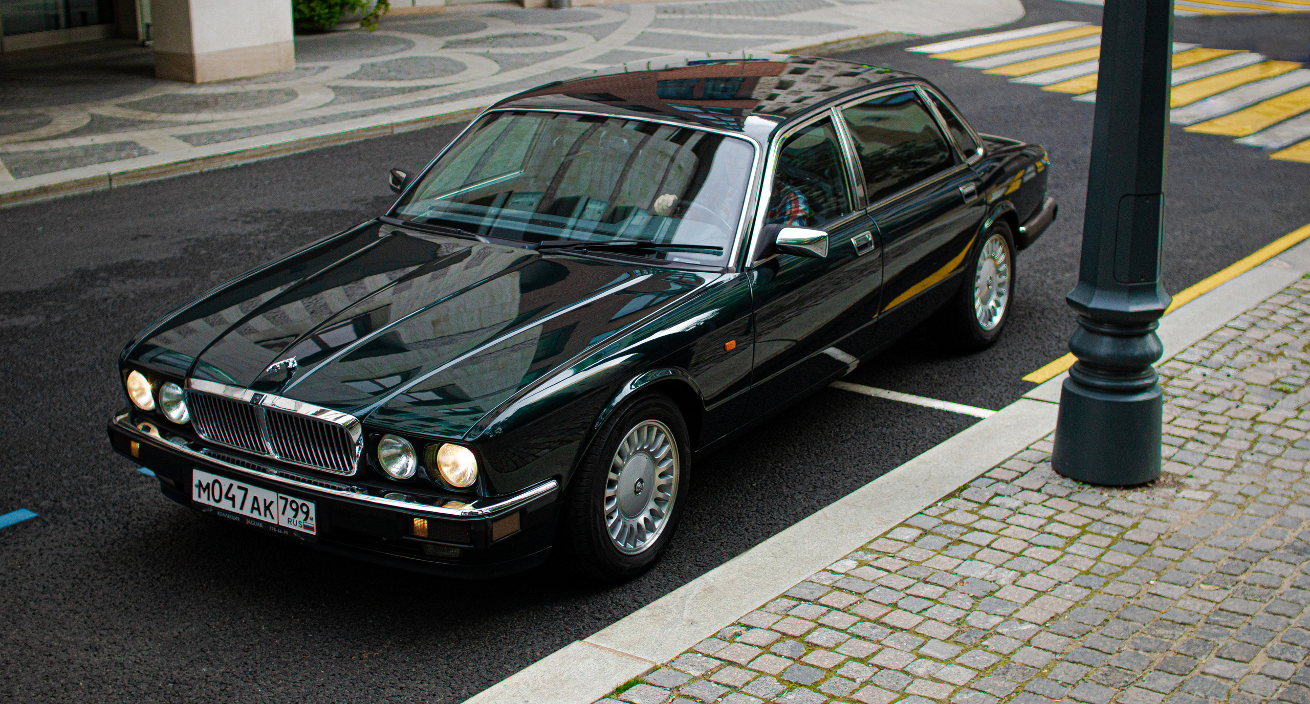 Спорт кары ездят по улицам Москвы  на Jaguar. Жуков Илья  свадебный фотограф в Москве