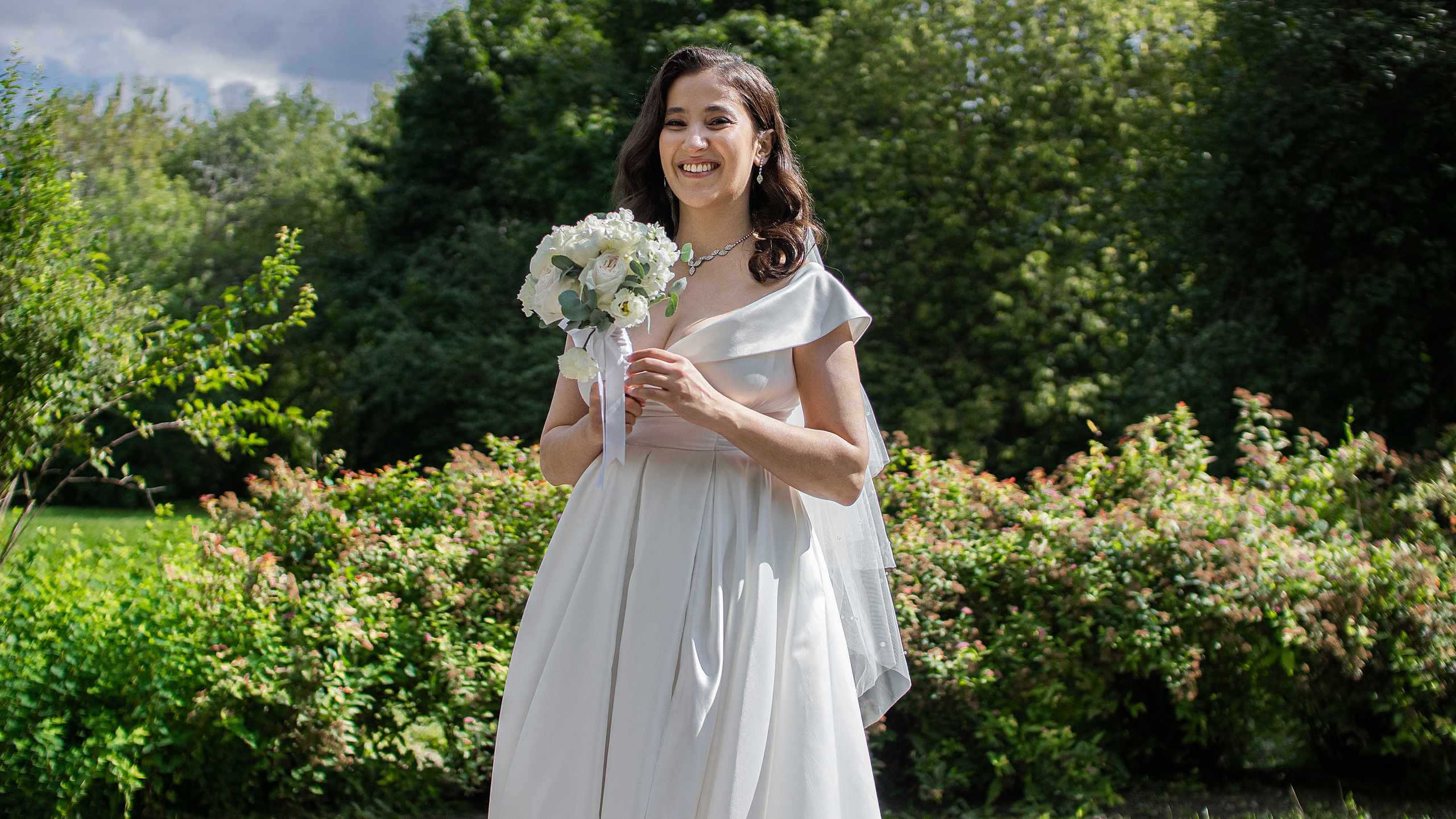 Свадьба молодых в парке Коломенское в Москве. Жуков Илья  свадебный фотограф в Москве