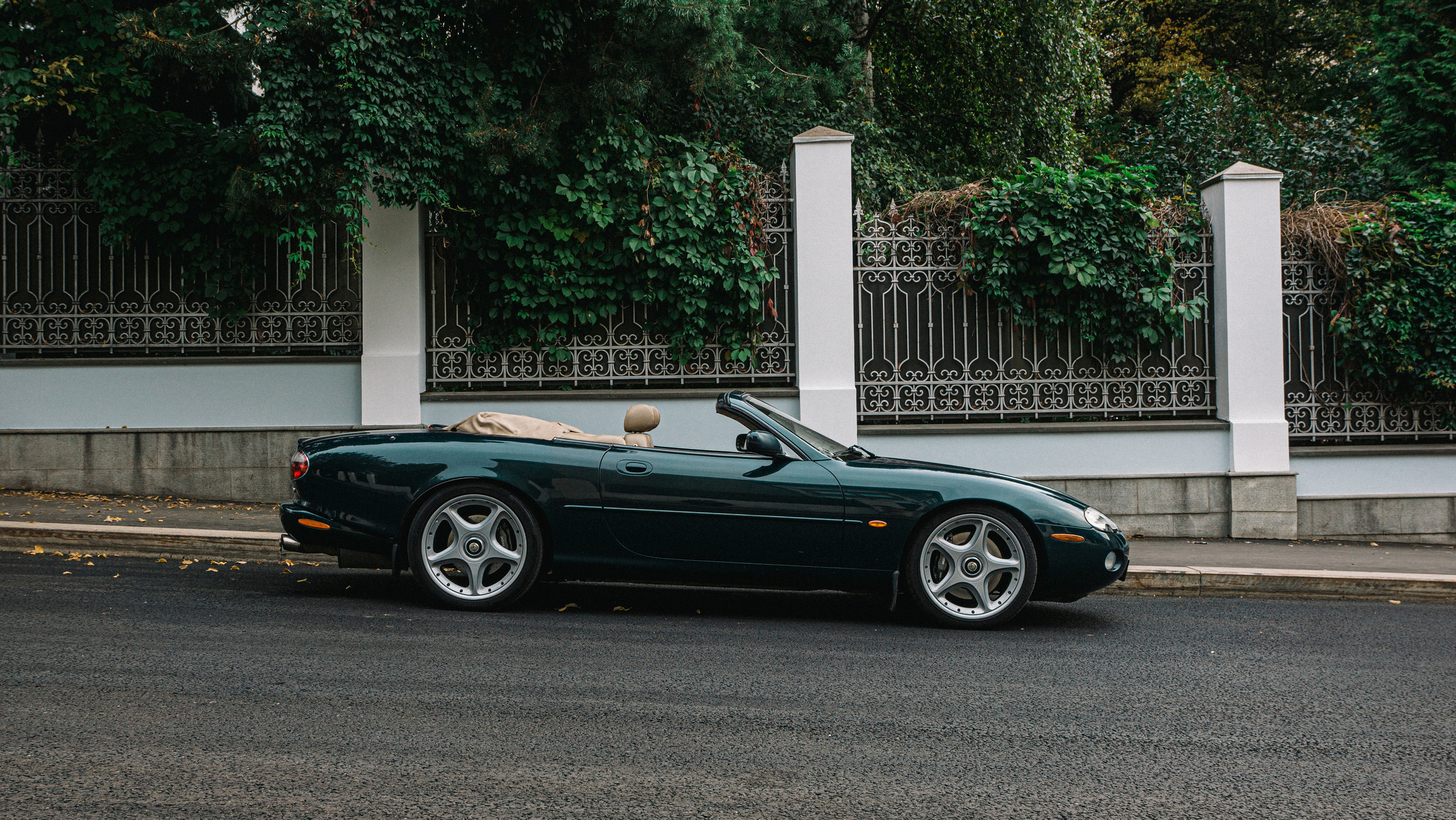 Спорт кары ездят по улицам Москвы  на Jaguar. Жуков Илья  свадебный фотограф в Москве