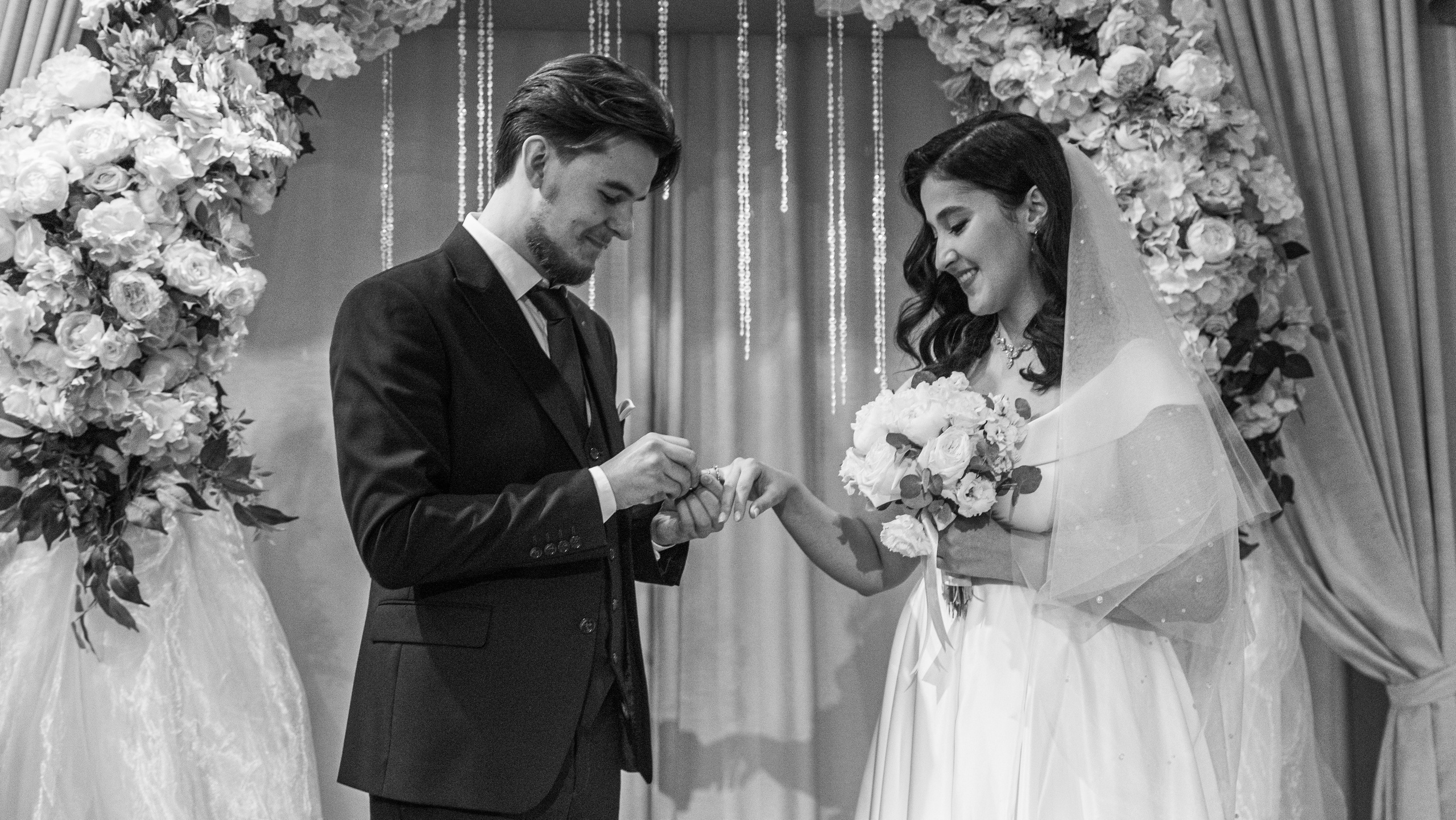 Свадьба молодых в парке Коломенское в Москве. Жуков Илья  свадебный фотограф в Москве