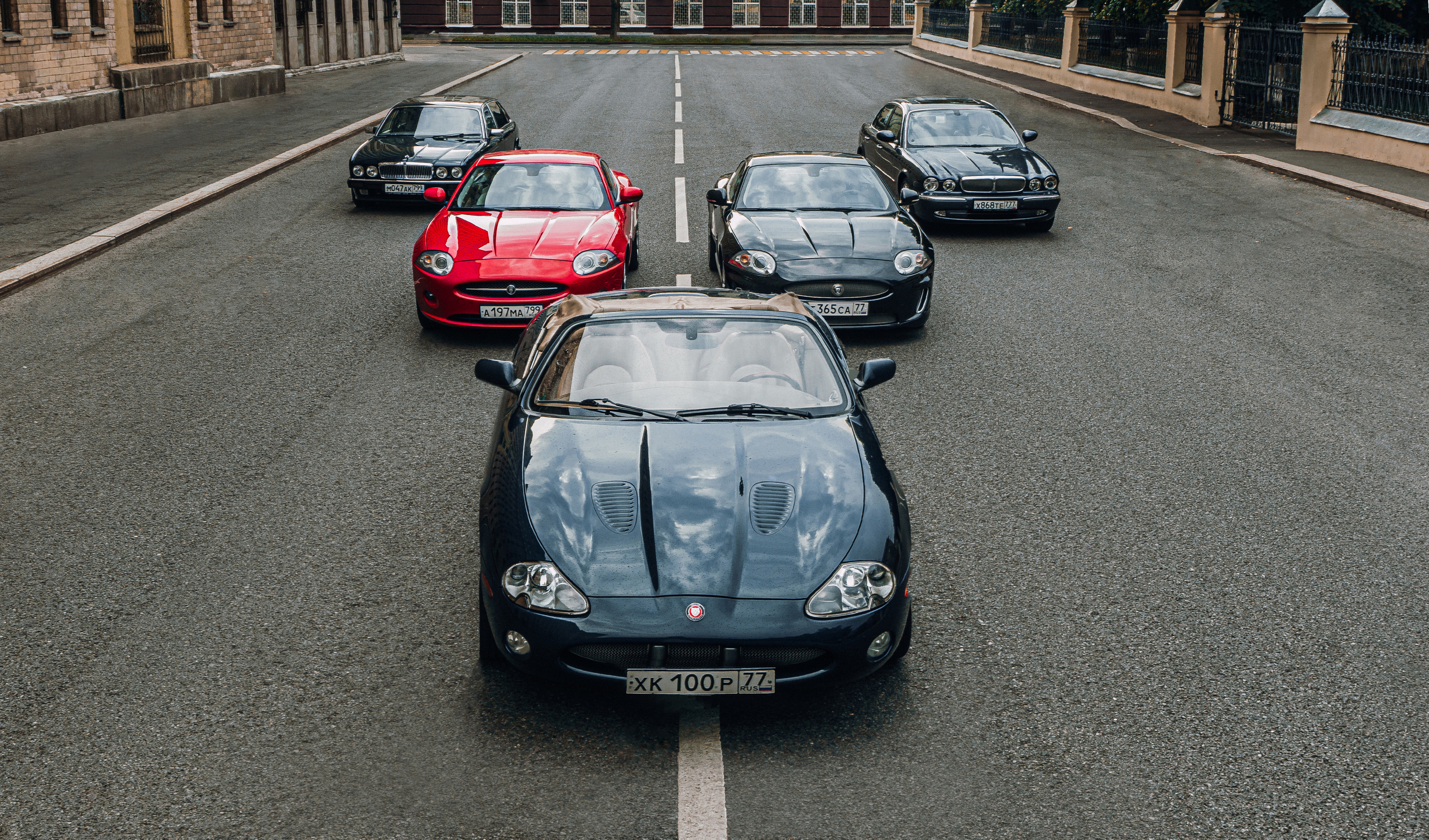 Спорт кары ездят по улицам Москвы  на Jaguar. Жуков Илья  свадебный фотограф в Москве