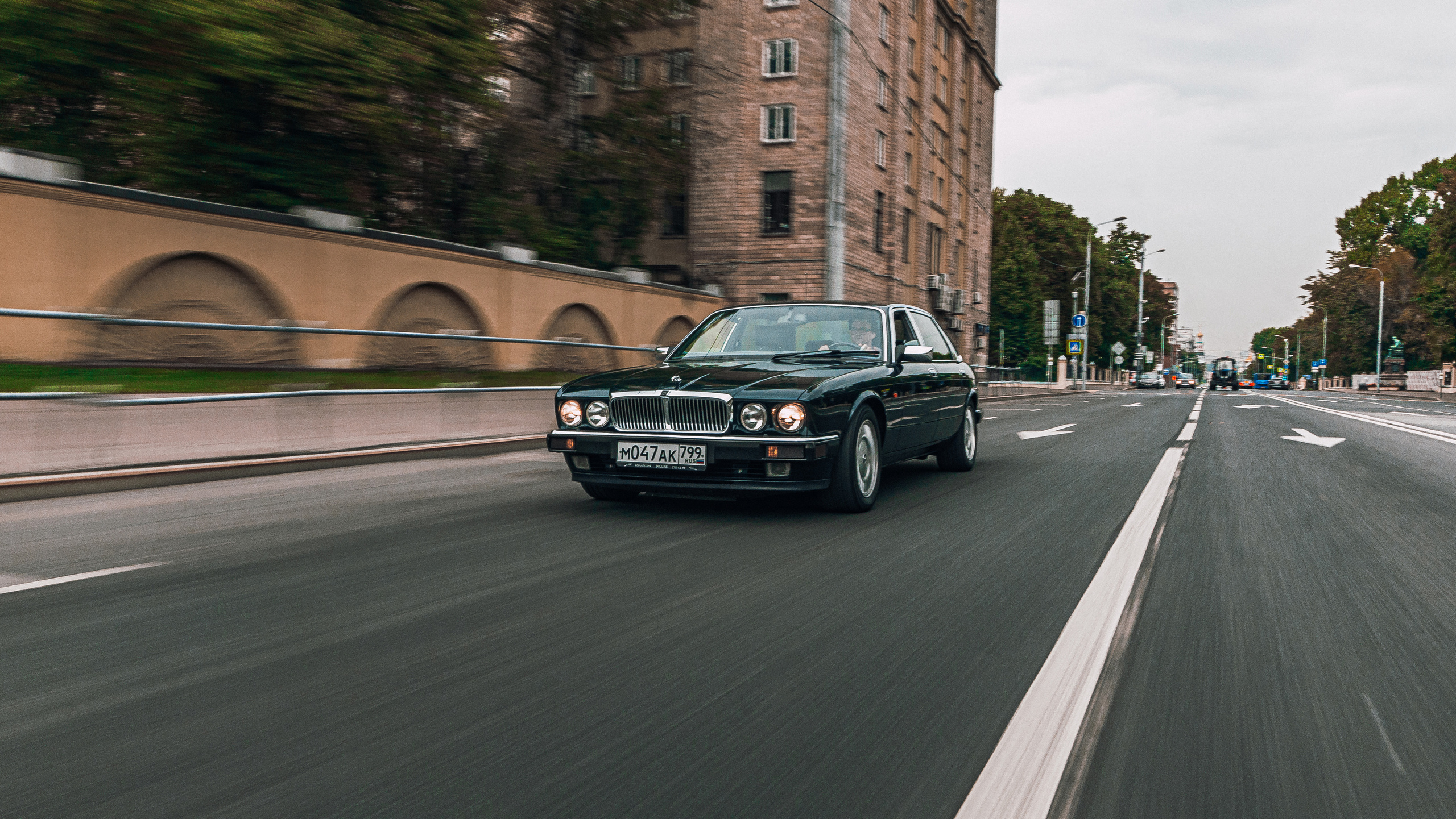 Спорт кары ездят по улицам Москвы  на Jaguar. Жуков Илья  свадебный фотограф в Москве