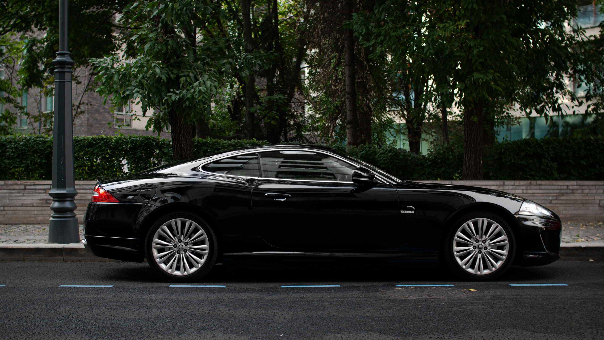 Спорт кары ездят по улицам Москвы  на Jaguar. Жуков Илья  свадебный фотограф в Москве