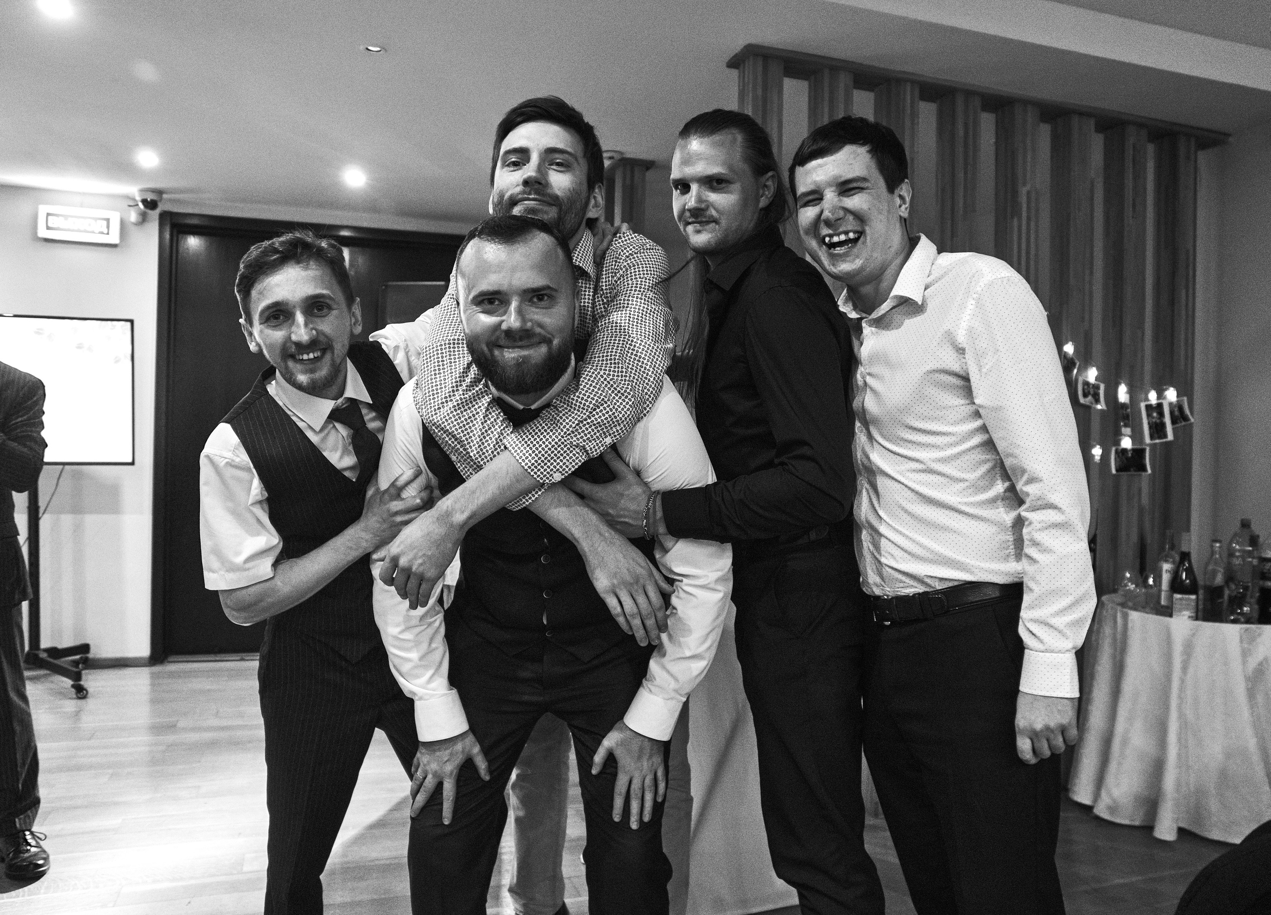 Свадьба молодых в парке Коломенское в Москве. Жуков Илья  свадебный фотограф в Москве