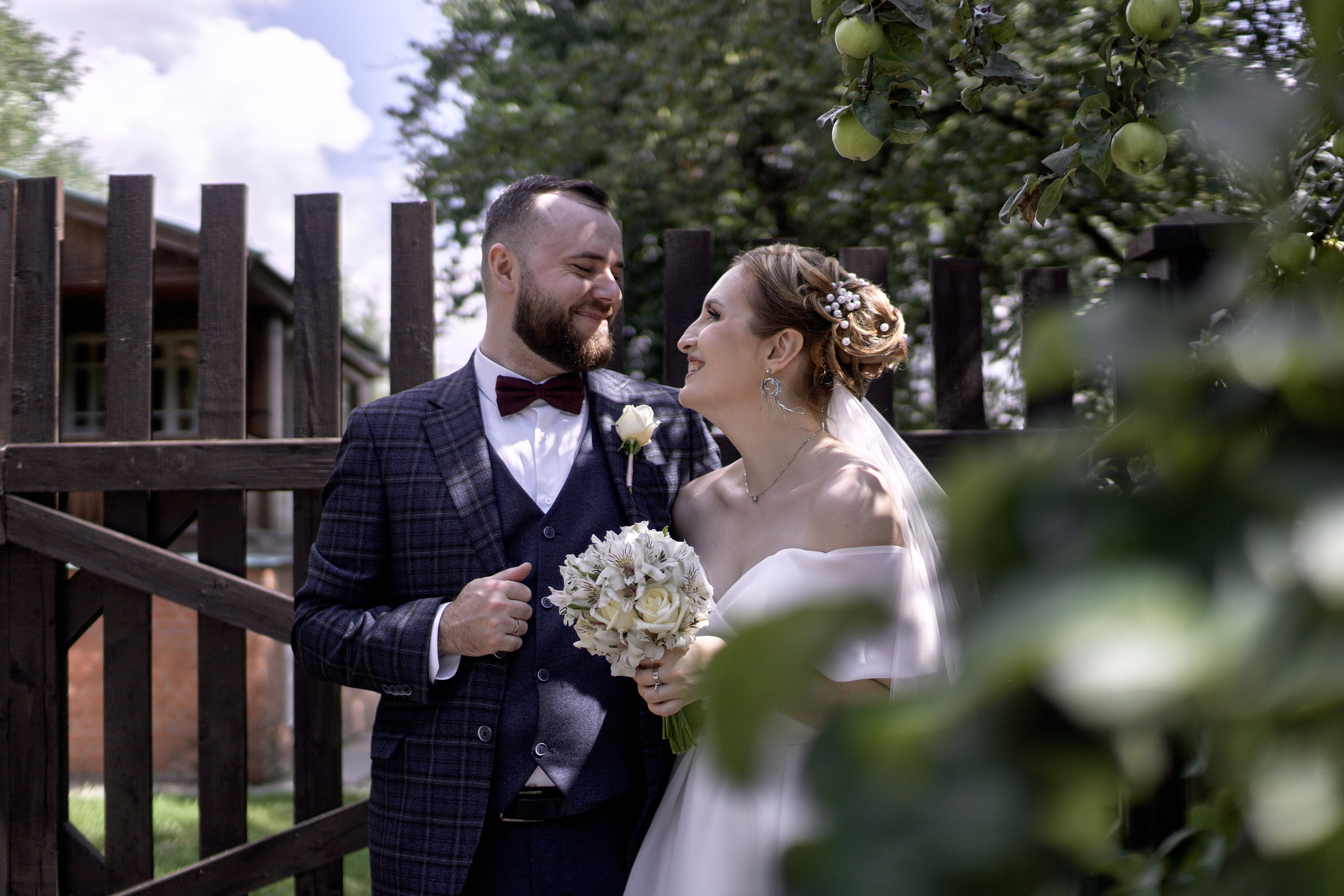 Свадьба молодых в парке Коломенское в Москве. Жуков Илья  свадебный фотограф в Москве
