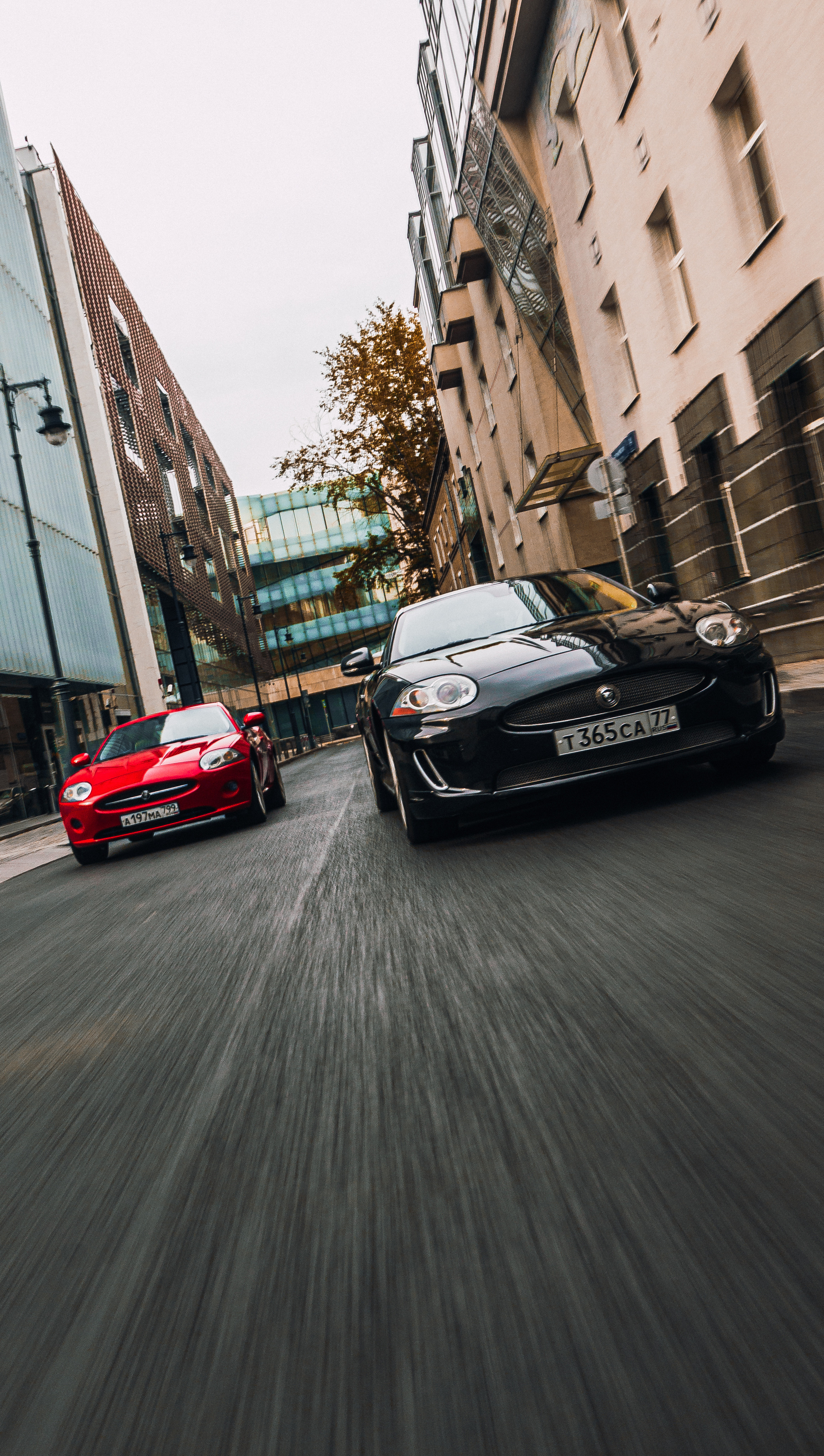 Спорт кары ездят по улицам Москвы  на Jaguar. Жуков Илья  свадебный фотограф в Москве