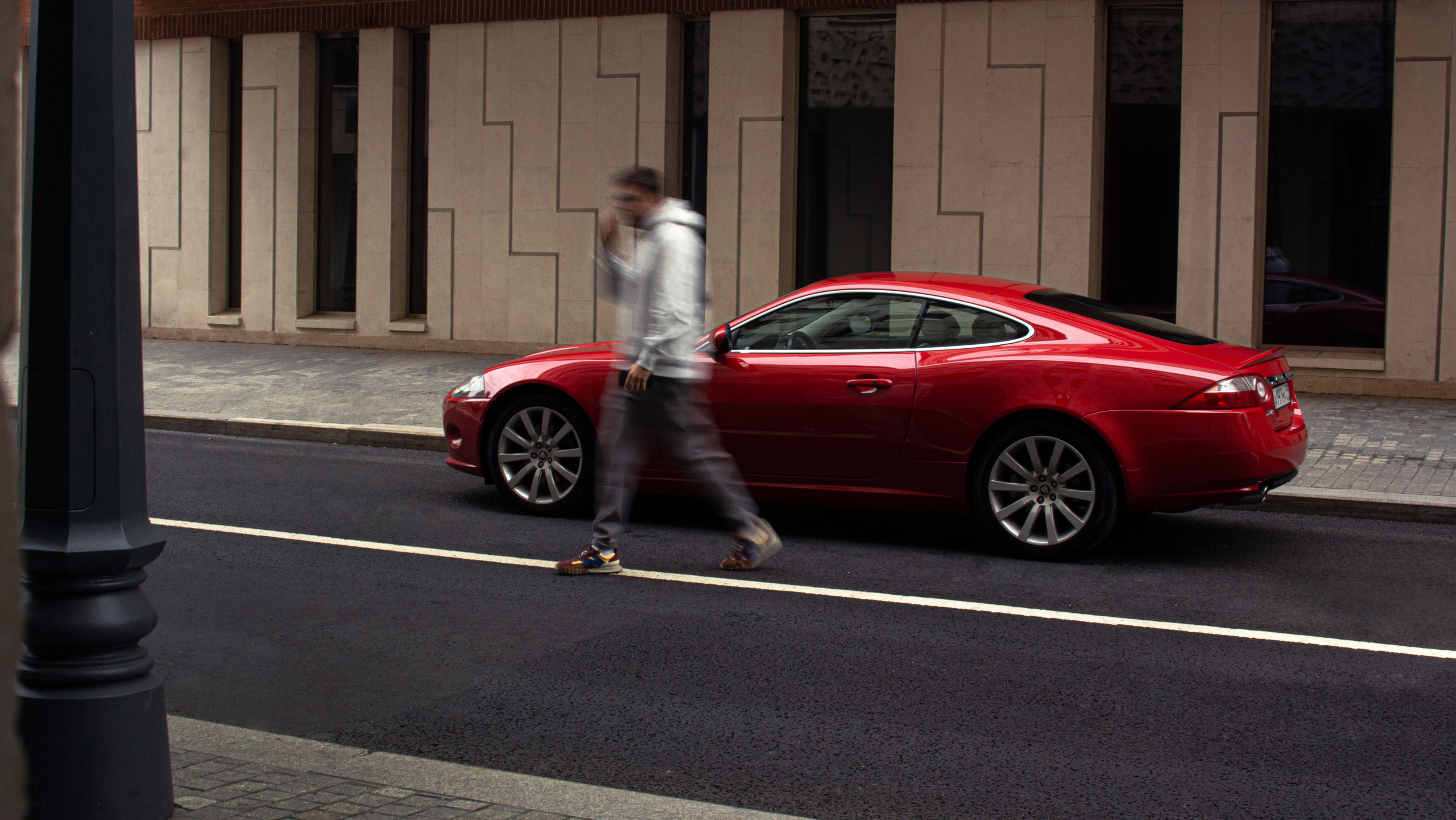Спорт кары ездят по улицам Москвы  на Jaguar. Жуков Илья  свадебный фотограф в Москве