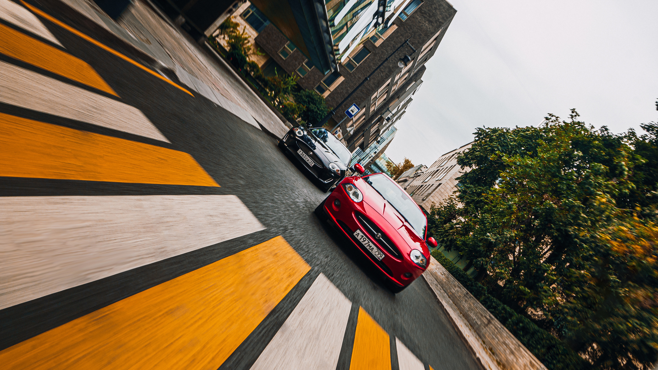 Спорт кары ездят по улицам Москвы  на Jaguar. Жуков Илья  свадебный фотограф в Москве