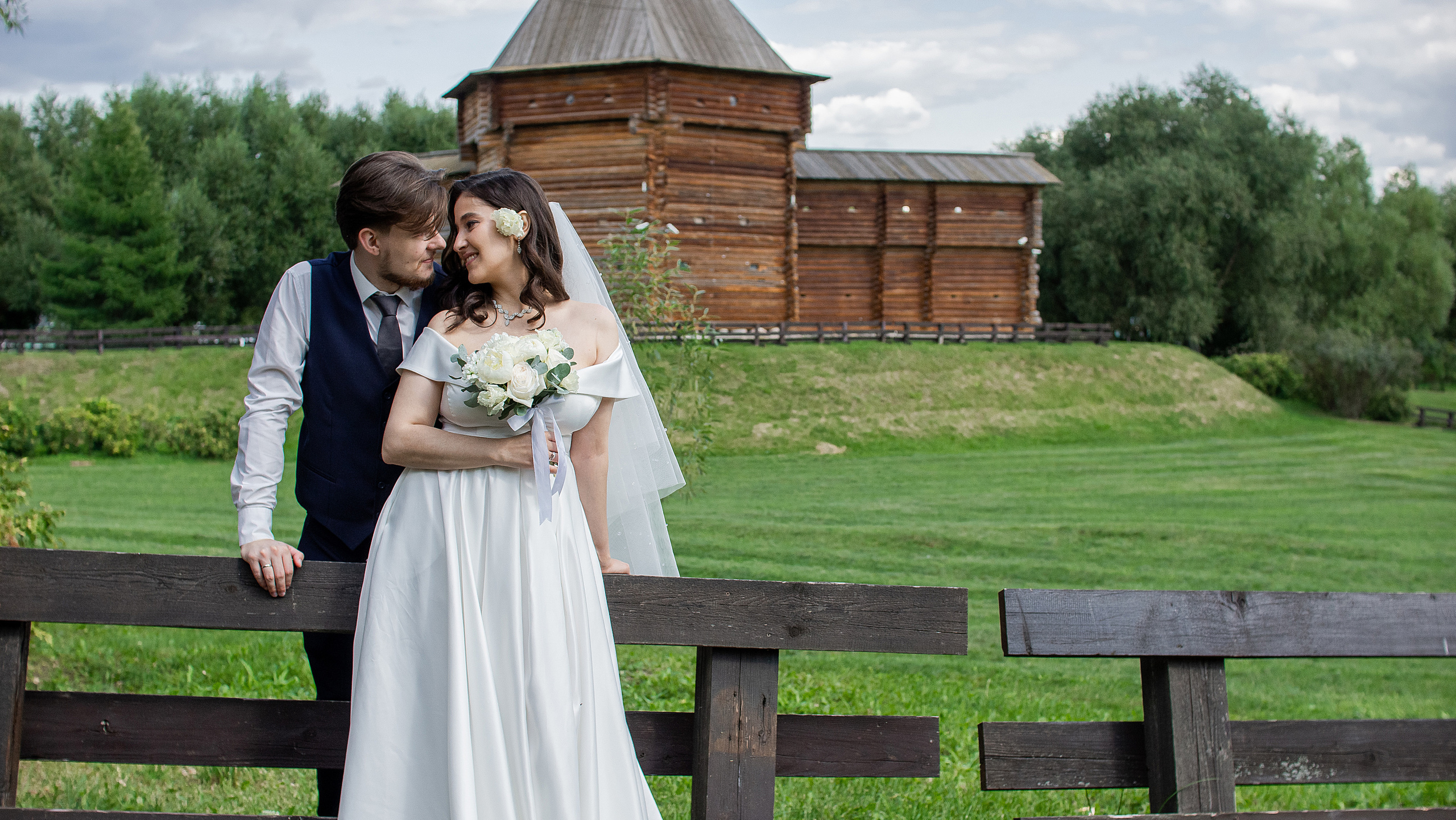 Свадьба молодых в парке Коломенское в Москве. Жуков Илья  свадебный фотограф в Москве