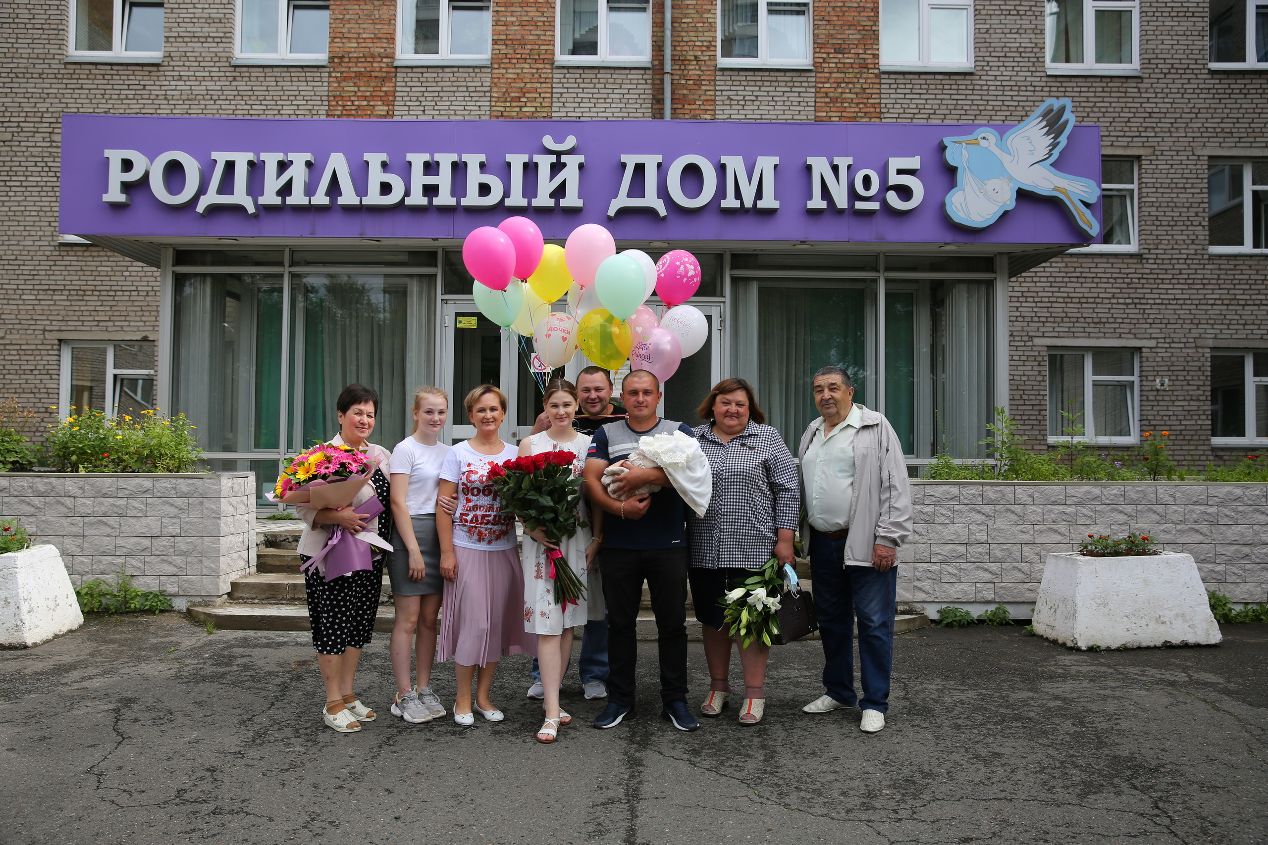 Выписка из родильного дома. Марина Соколова. Контентный и семейный фотограф г. Красноярск