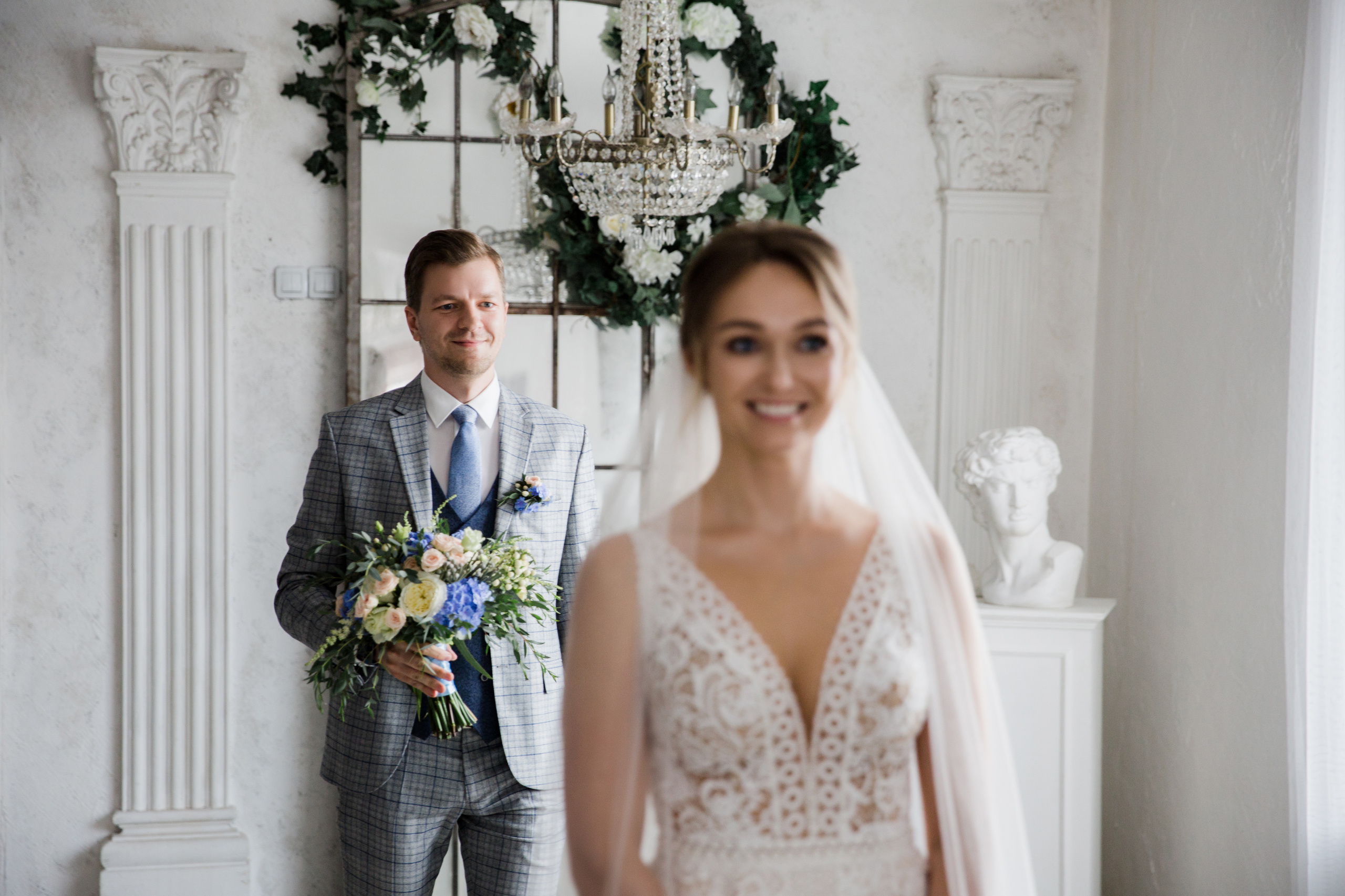 встреча жениха и невесты в студии