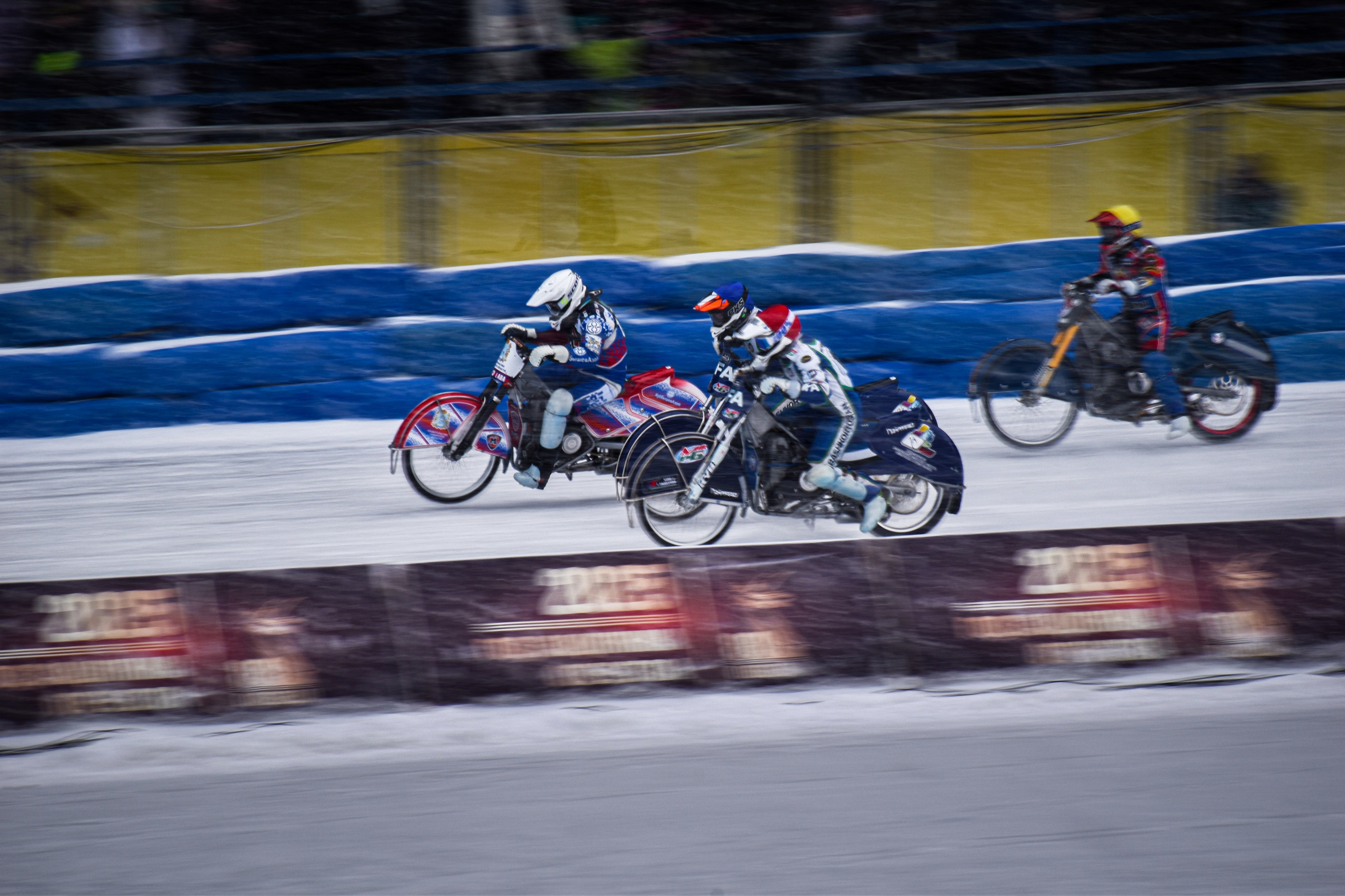 Ледовый спидвей 2025. Голосов Дмитрий — автоспортивный фотограф