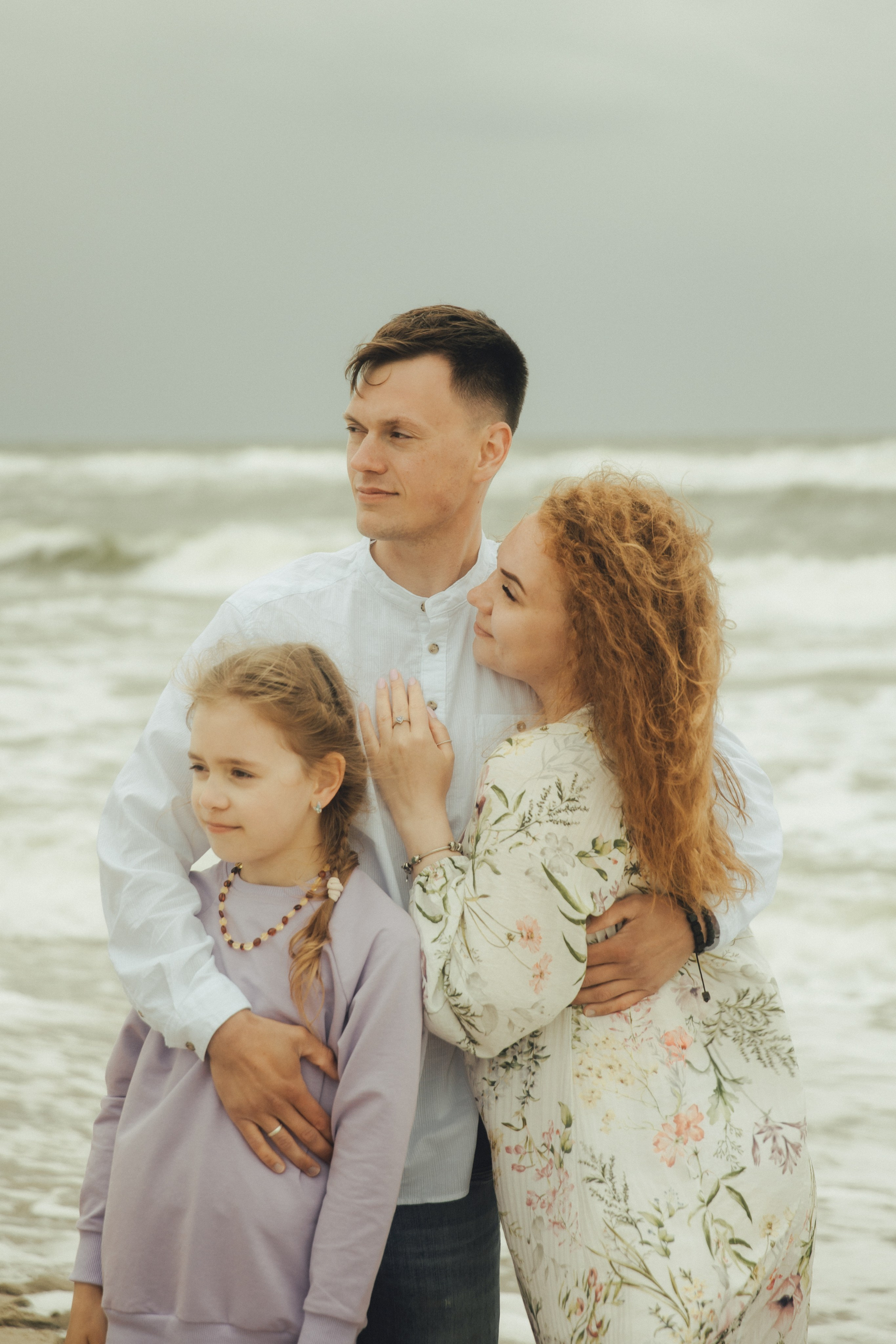 Семья в Янтарном / шторм. Фотограф Калининград Илья Миллер